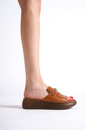 Kadın Şık Toka Detaylı Hakiki Deri Terlik - Taba