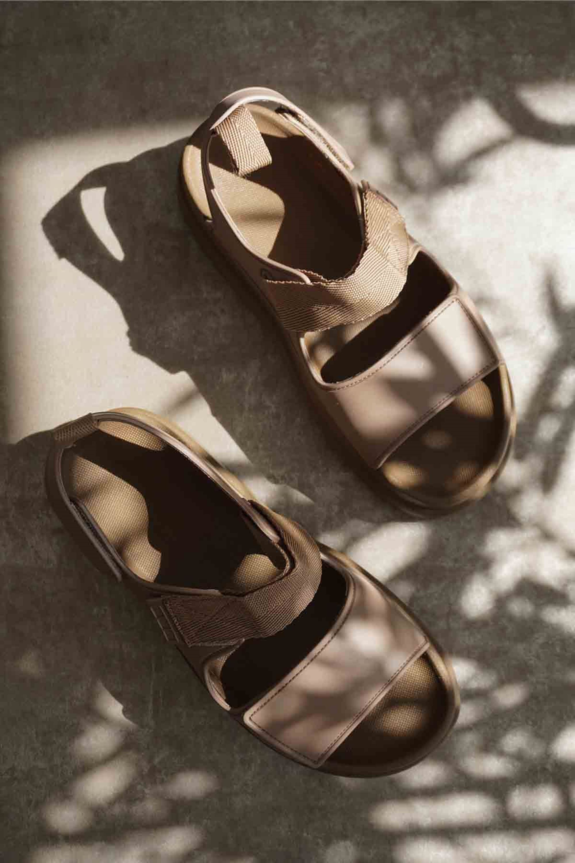 Dulisa Kadın Tam Kalıp Cırtlı Sade Kalın Tabanlı Sandalet - Kahverengi