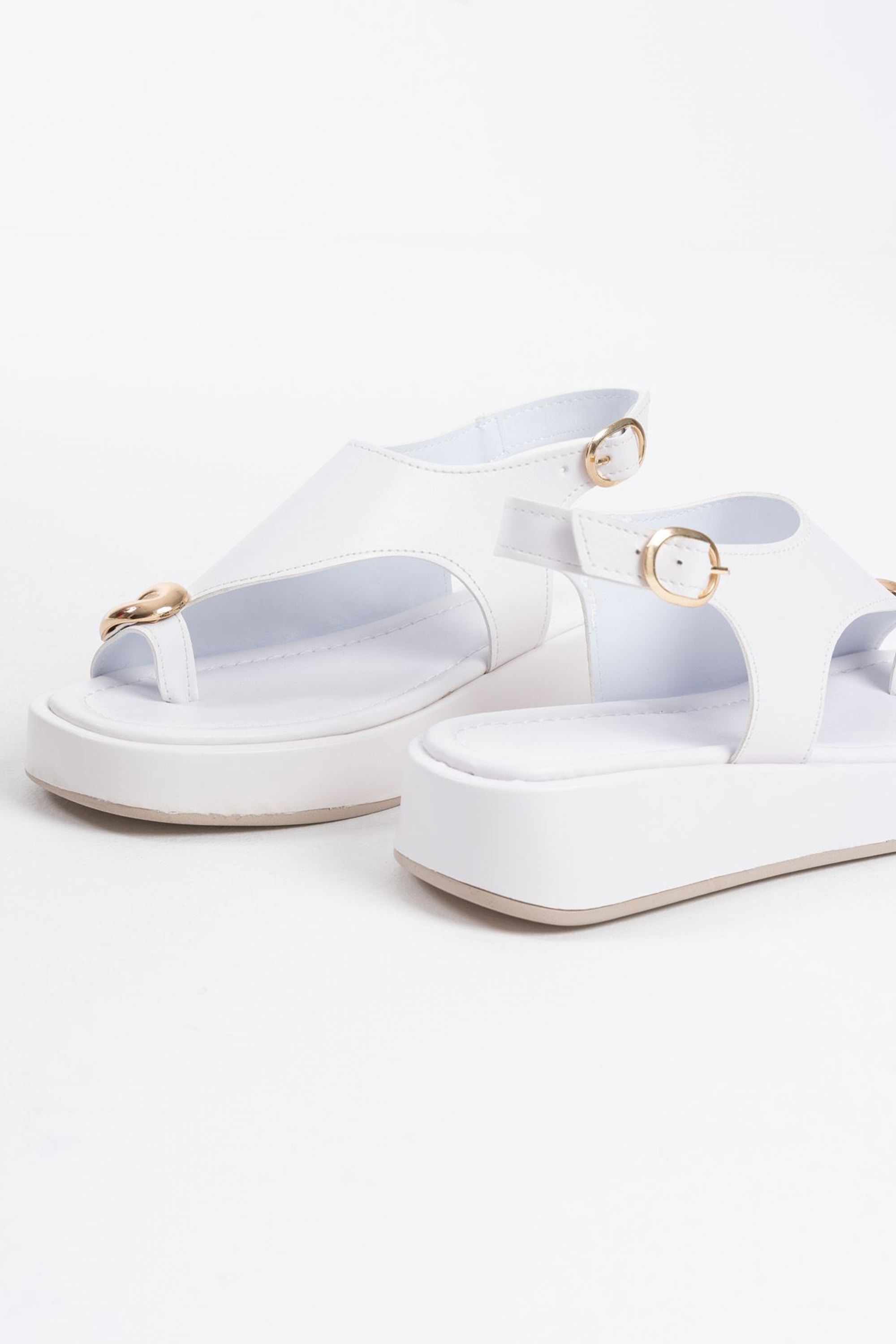 Mokko Altın Rengi Toka Detaylı Sandalet - Beyaz