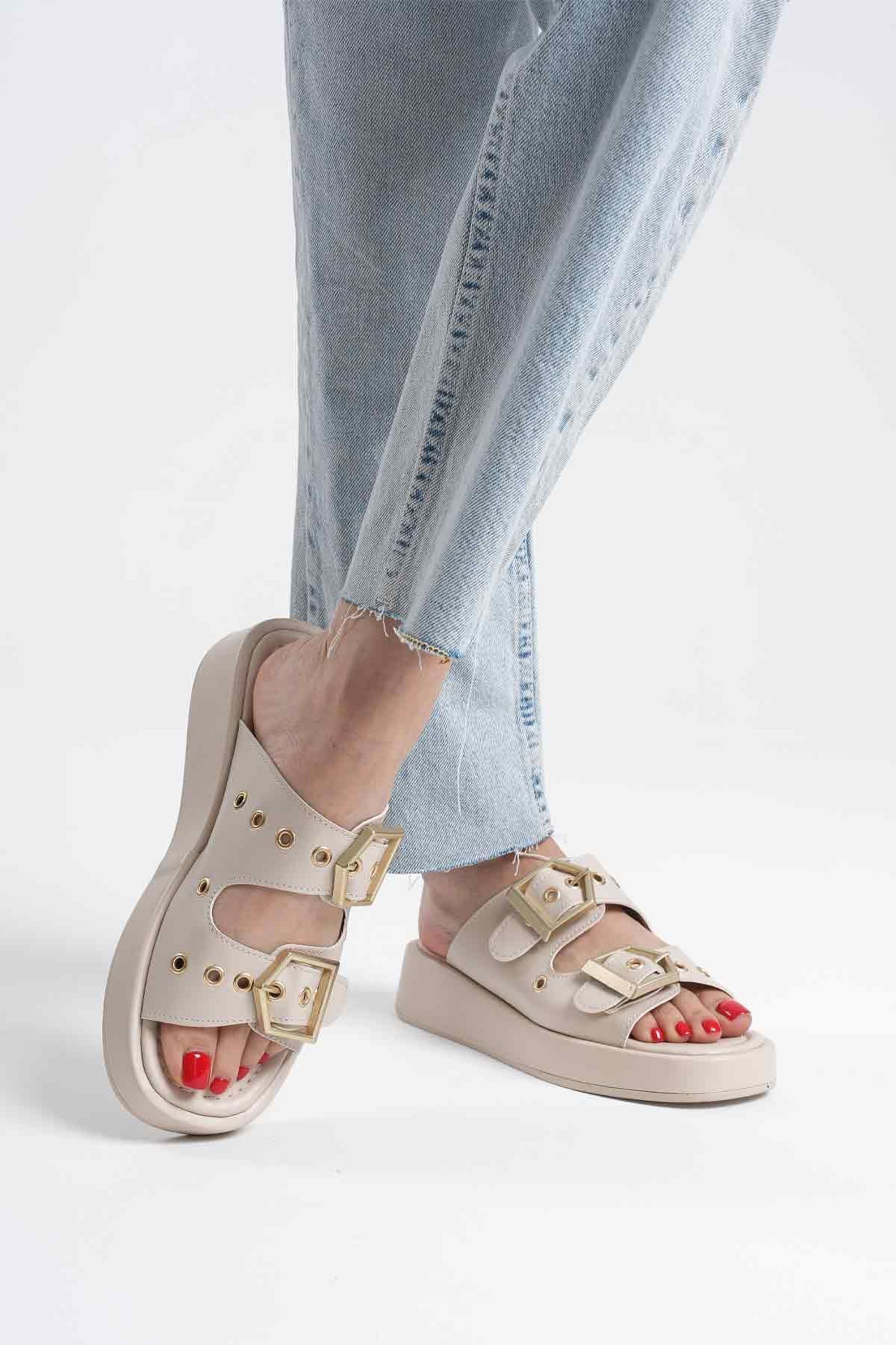 Breeva Çift Altın Rengi Toka Detaylı Cilt Terlik - Bej