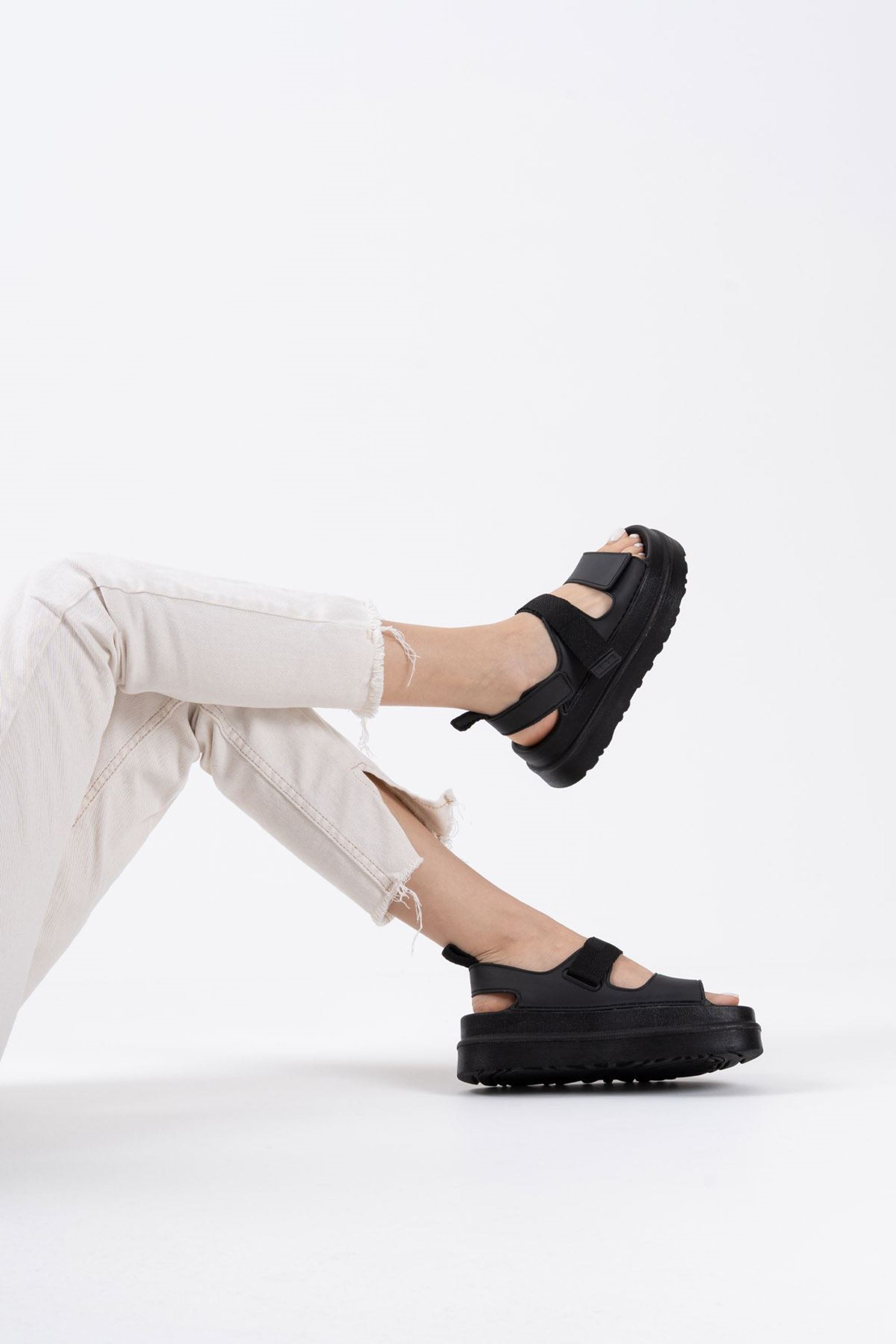 Dulisa Kadın Tam Kalıp Cırtlı Sade Kalın Tabanlı Sandalet - Siyah