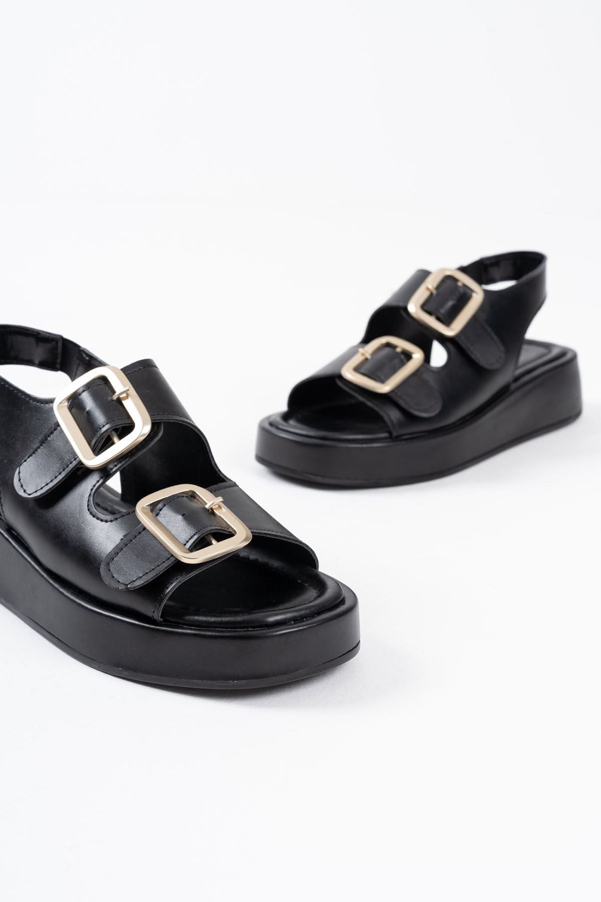 Velvetta Çift Toka Detaylı Cilt Sandalet - Siyah