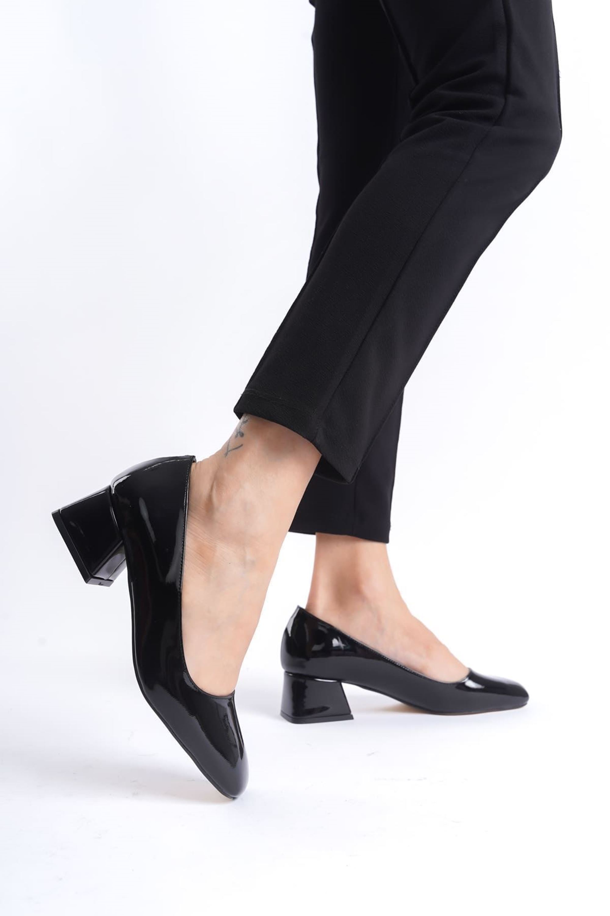 Novara Kadın Rugan Klasik Topuklu Ayakkabı - Siyah