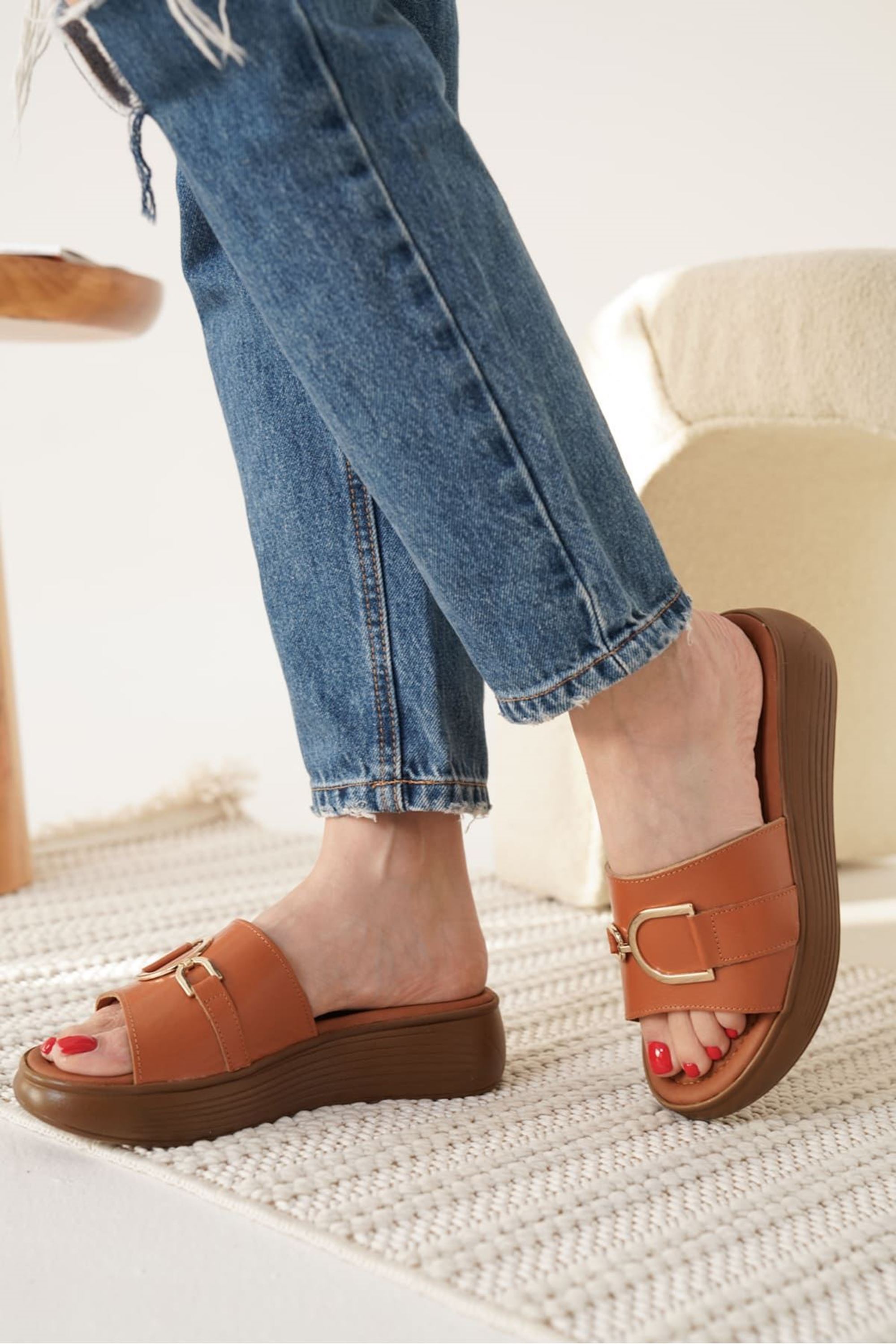 Dorlu Kadın Şık Toka Detaylı Günlük Hakiki Deri Terlik - Taba