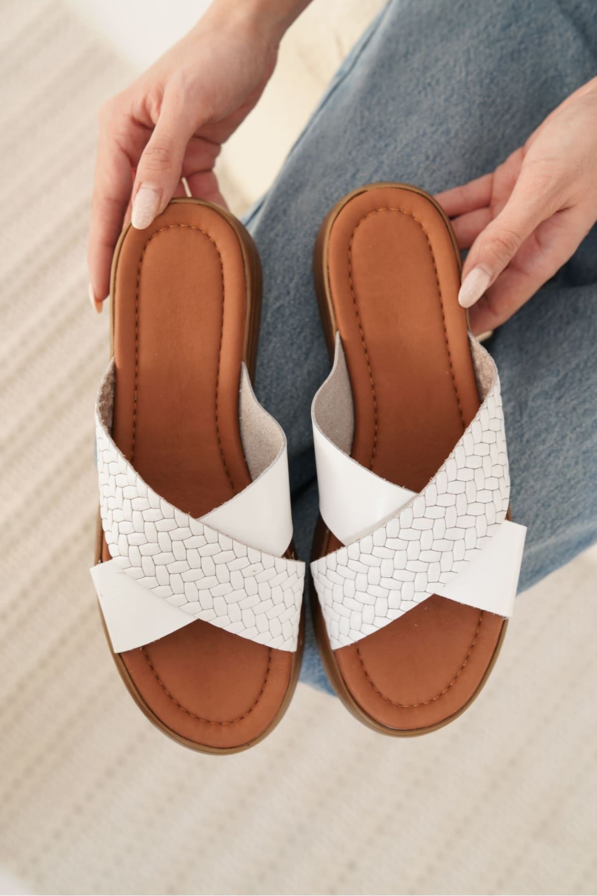 Floare Kadın Şık Desen Dokulu Hakiki Deri Terlik - Beyaz