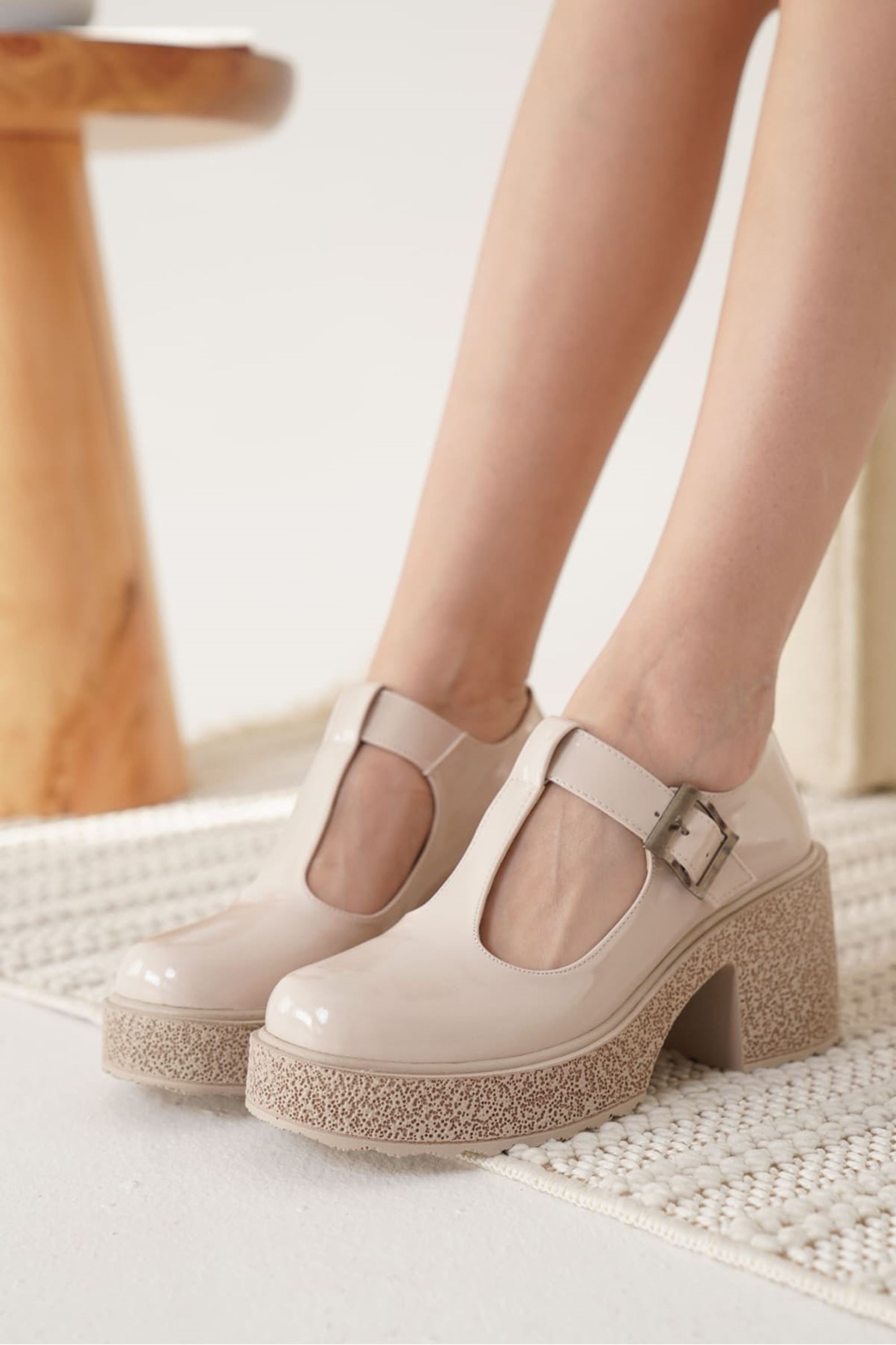 Kionna Kadın Rugan Toka Detaylı Günlük Topuklu Ayakkabı - Bej