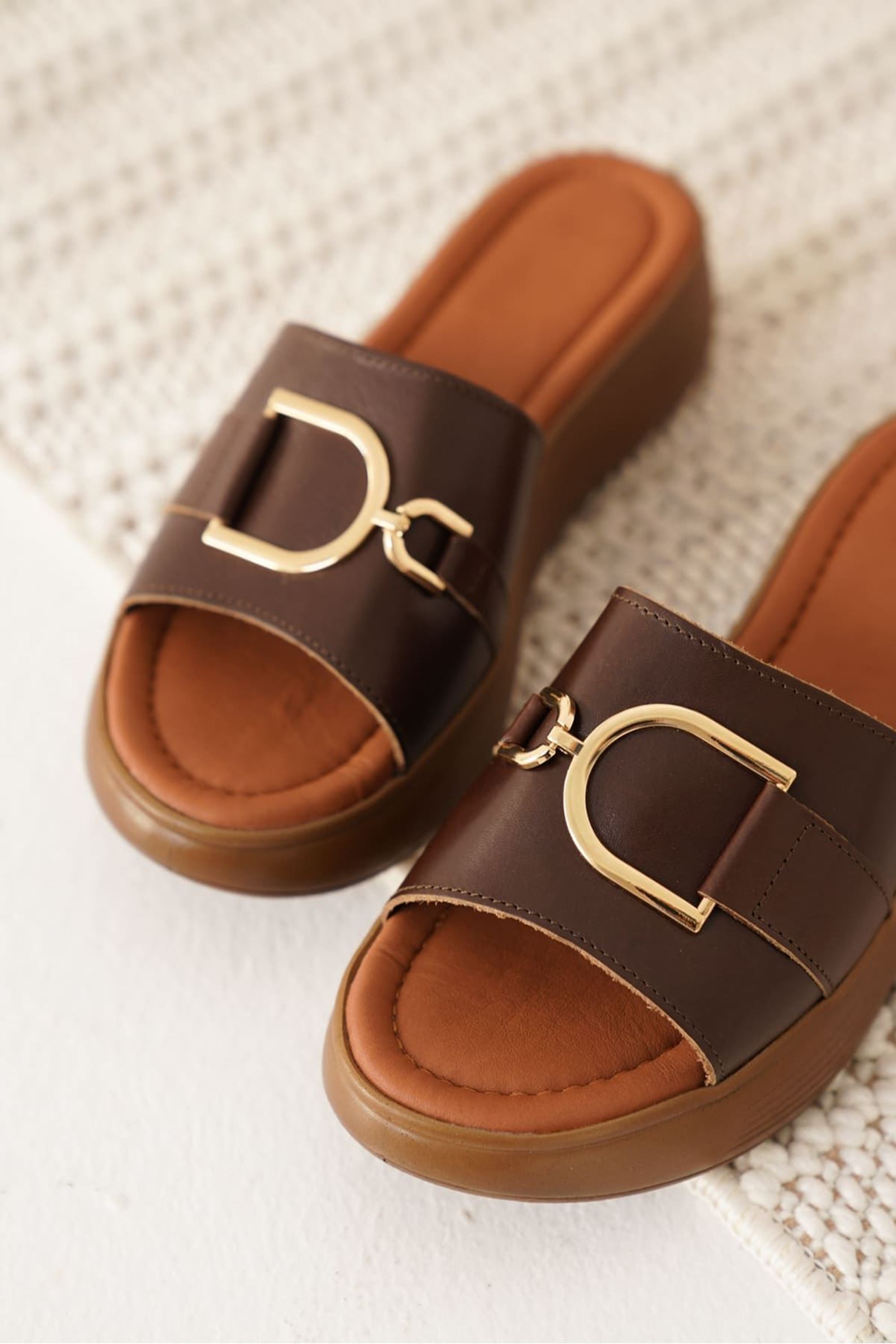 Dorlu Kadın Şık Toka Detaylı Günlük Hakiki Deri Terlik - Acı Kahve