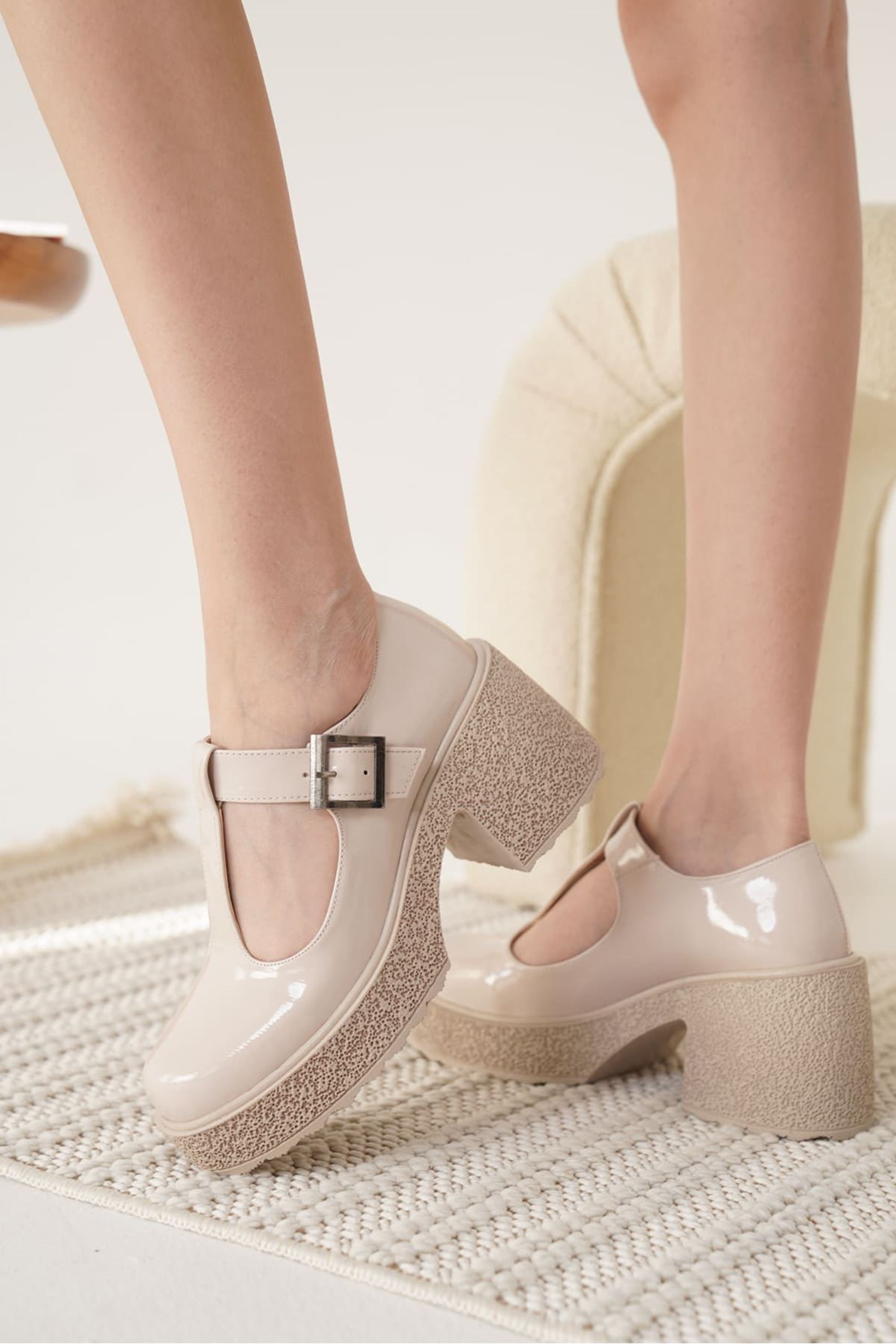 Kionna Kadın Rugan Toka Detaylı Günlük Topuklu Ayakkabı - Bej