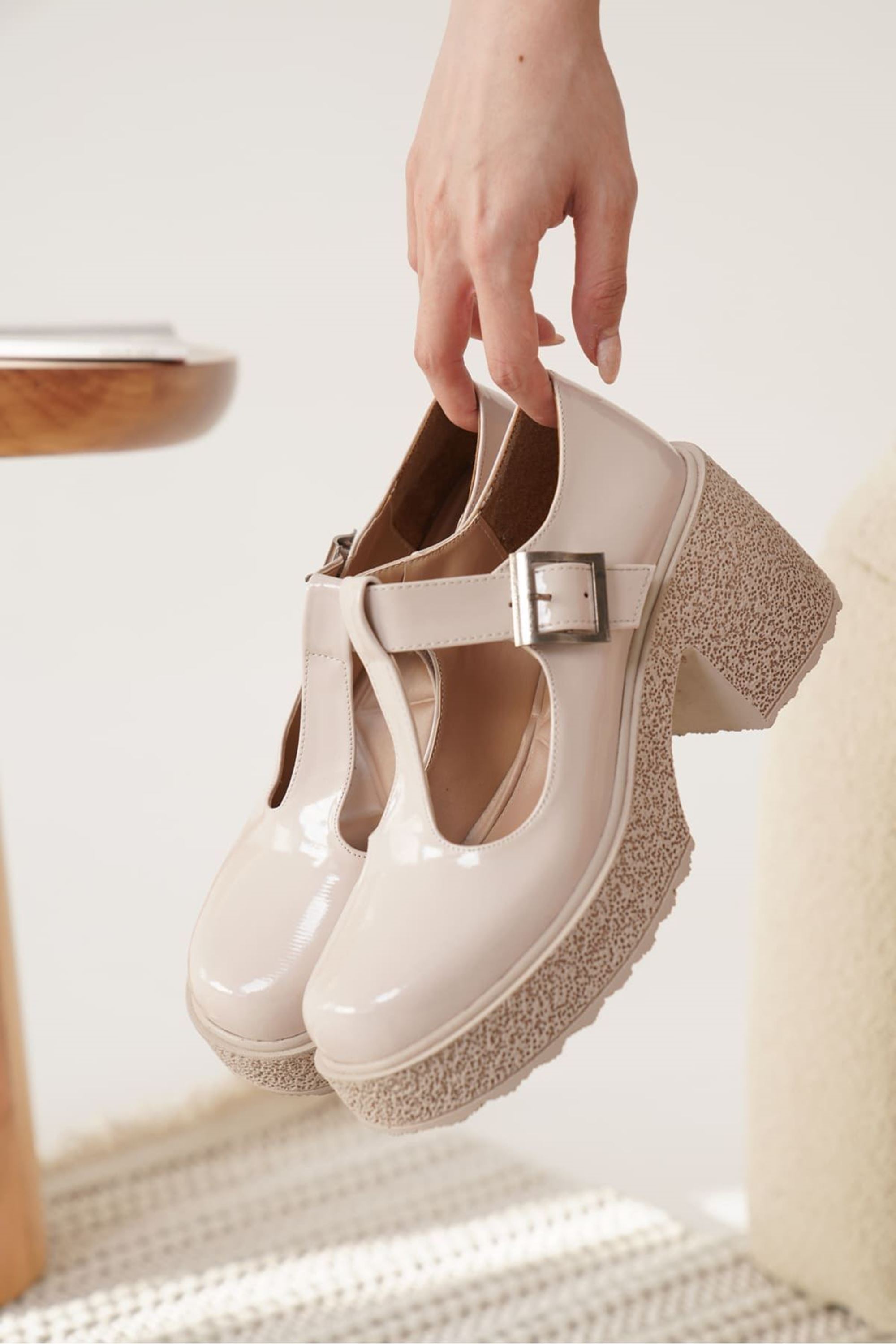 Kionna Kadın Rugan Toka Detaylı Günlük Topuklu Ayakkabı - Bej