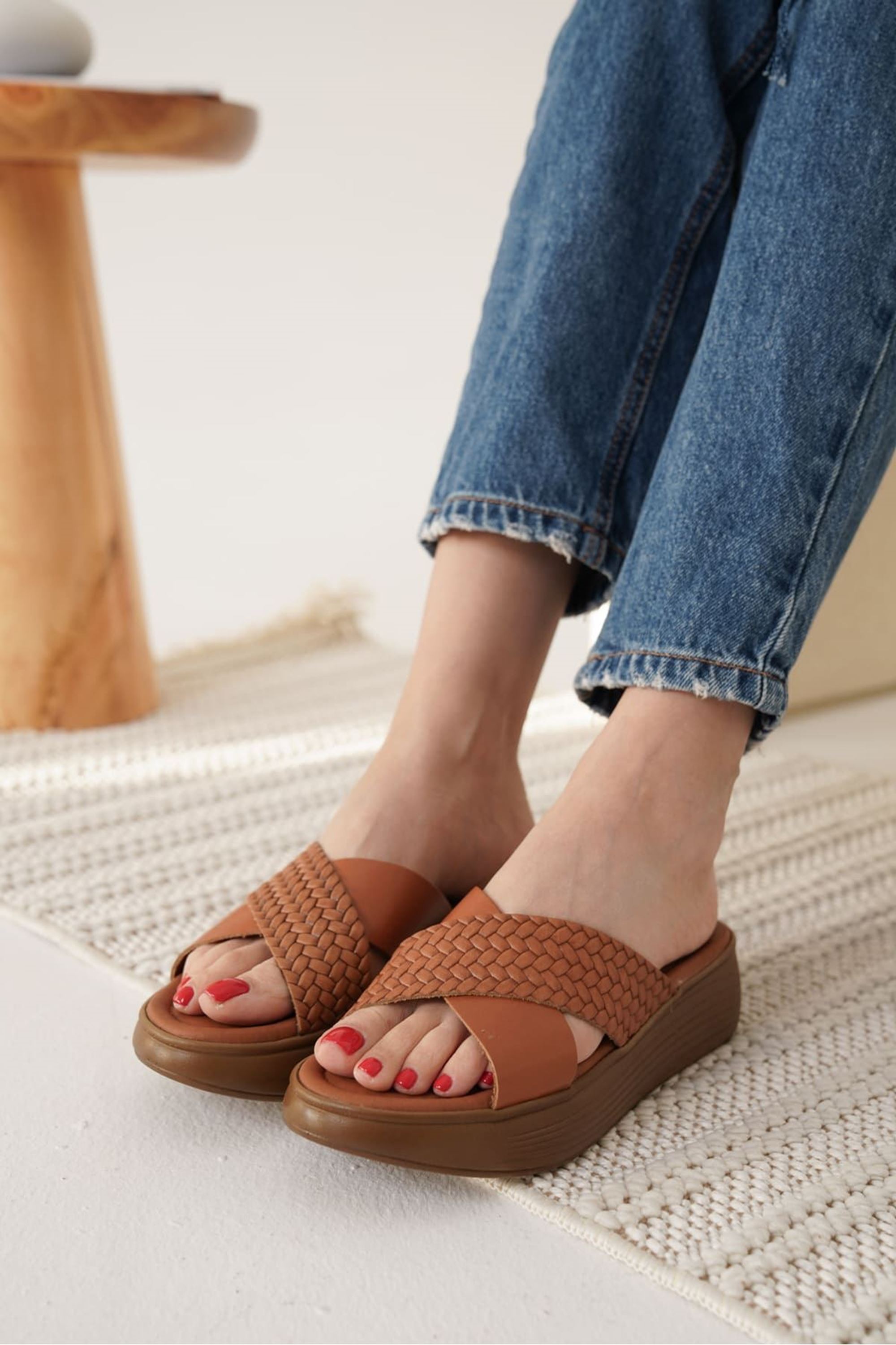 Floare Kadın Şık Desen Dokulu Hakiki Deri Terlik - Taba