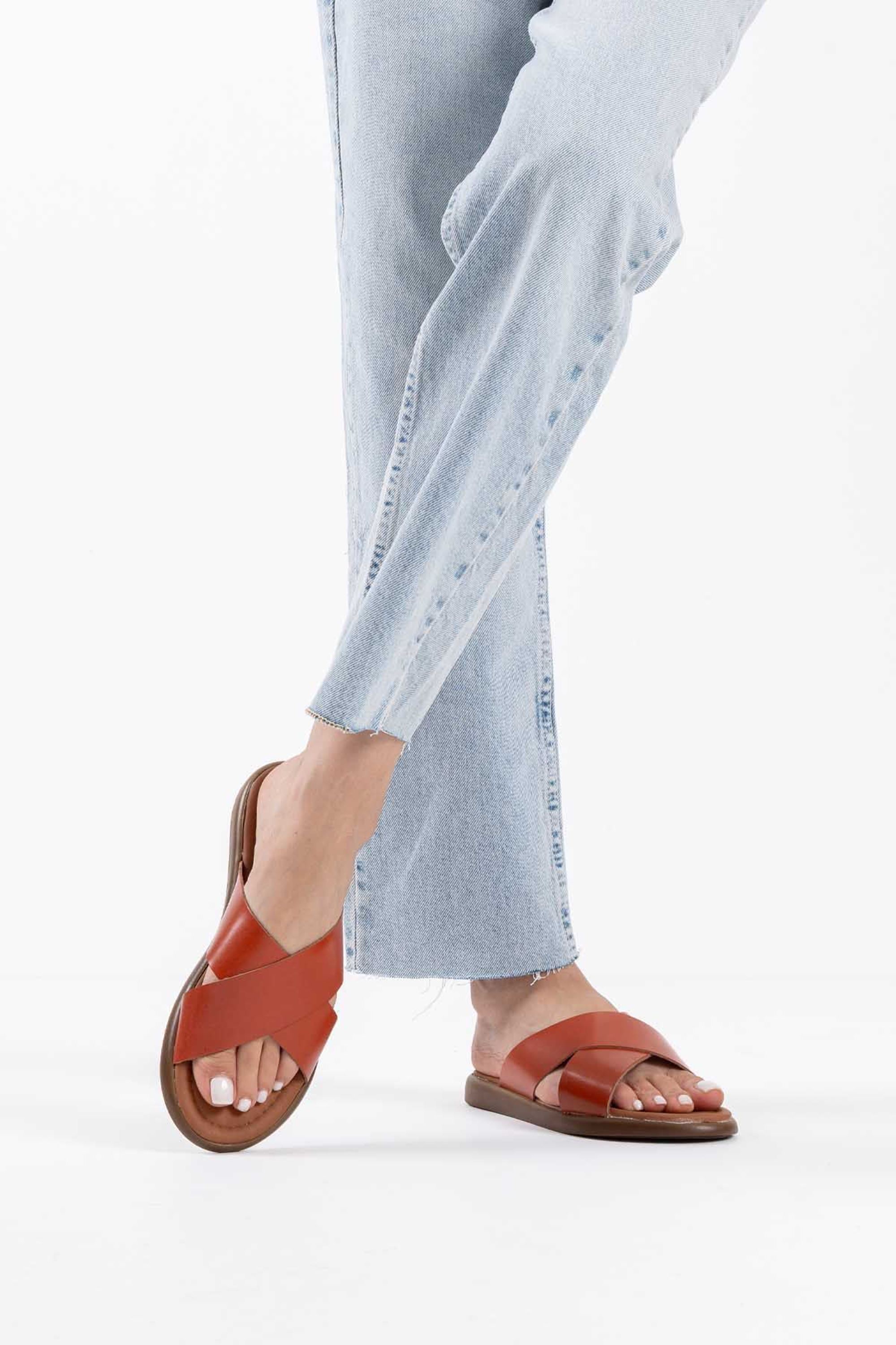 Pilvi Kadın Sade Tasarımlı Premium Hakiki Deri Terlik - Koyu Taba