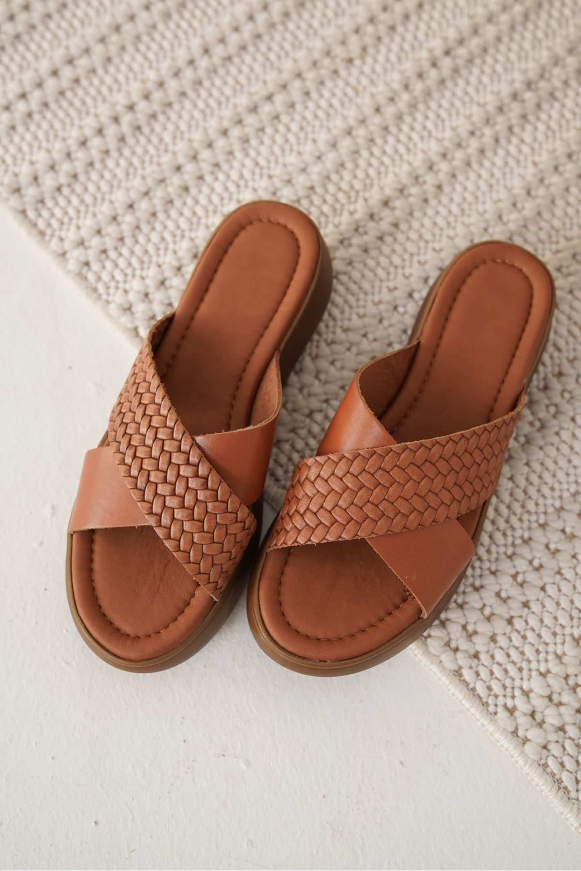 Floare Kadın Şık Desen Dokulu Hakiki Deri Terlik - Taba