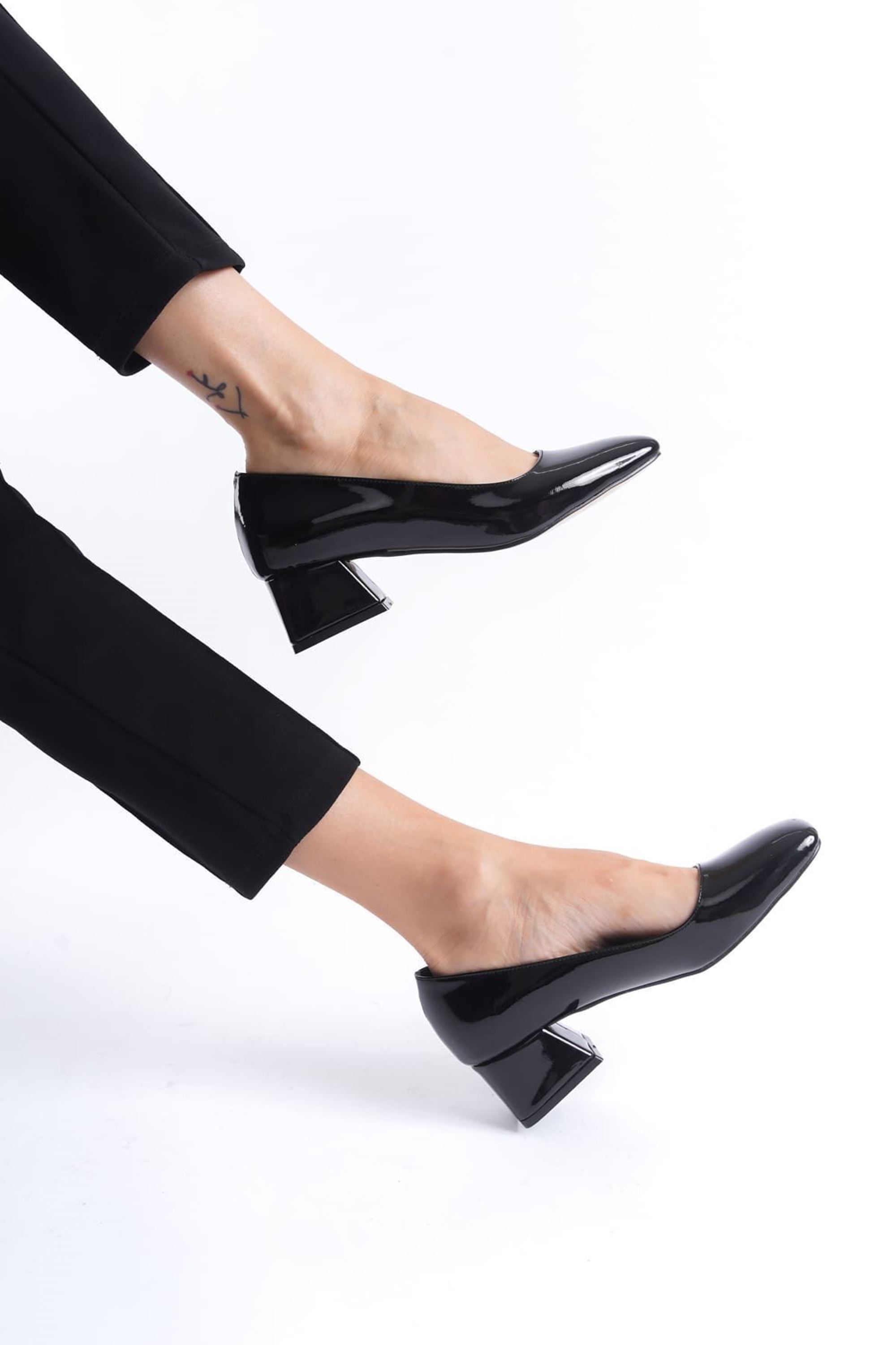 Novara Kadın Rugan Klasik Topuklu Ayakkabı - Siyah