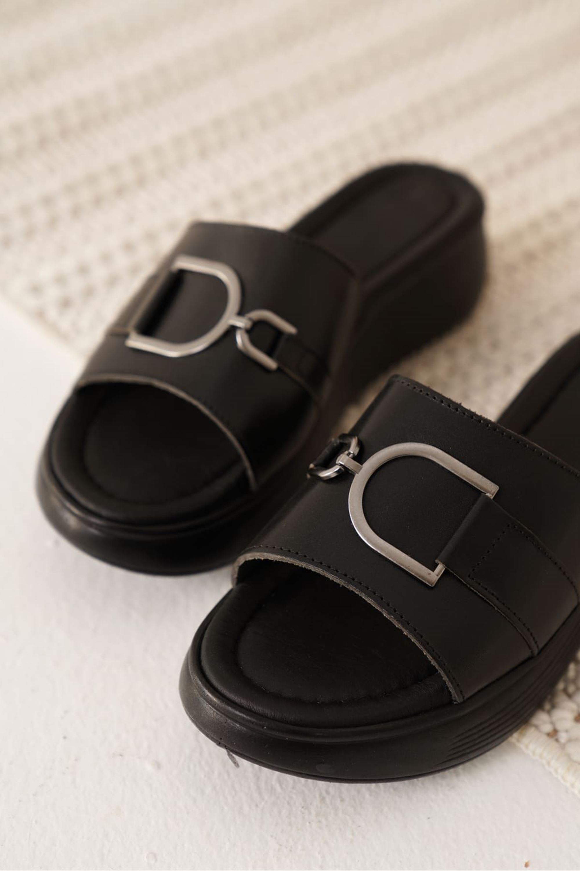 Dorlu Kadın Şık Toka Detaylı Günlük Hakiki Deri Terlik - Siyah