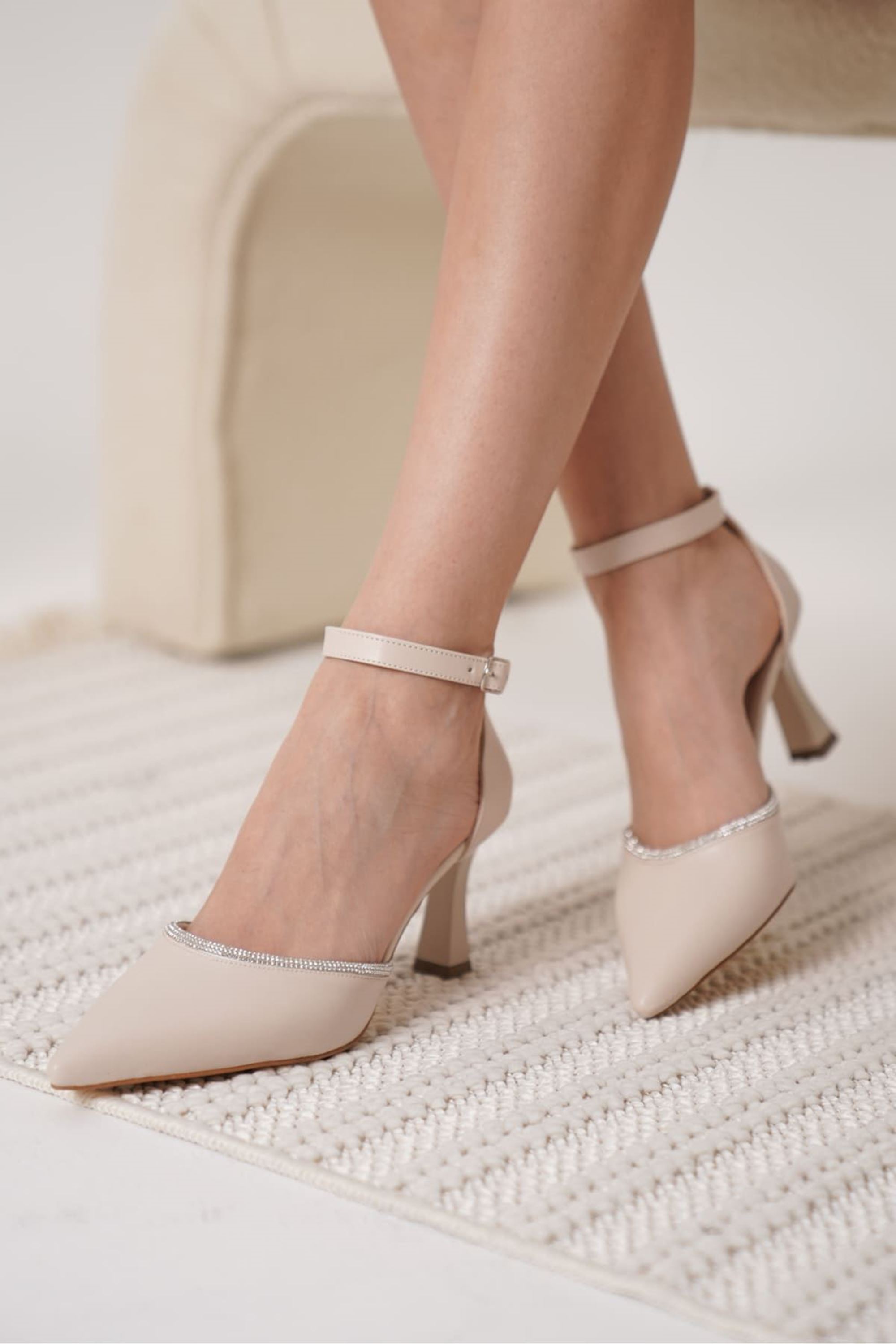 Taline Kadın Taş Detaylı Şık Kelepçeli Topuklu Ayakkabı - Bej