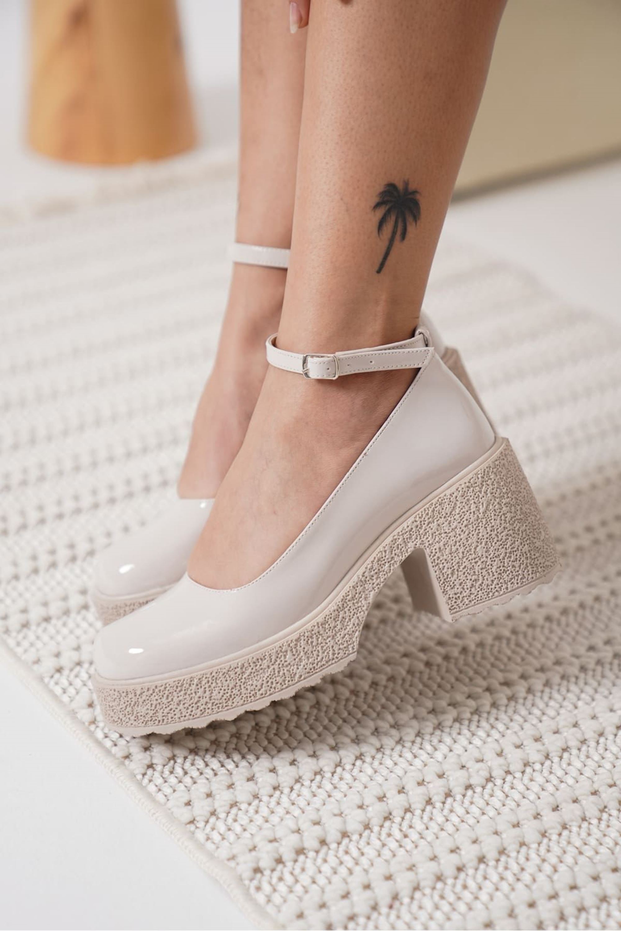 Silina Kadın Bilekten Baretli Rugan Kalın Topuklu Günlük Ayakkabı - Bej