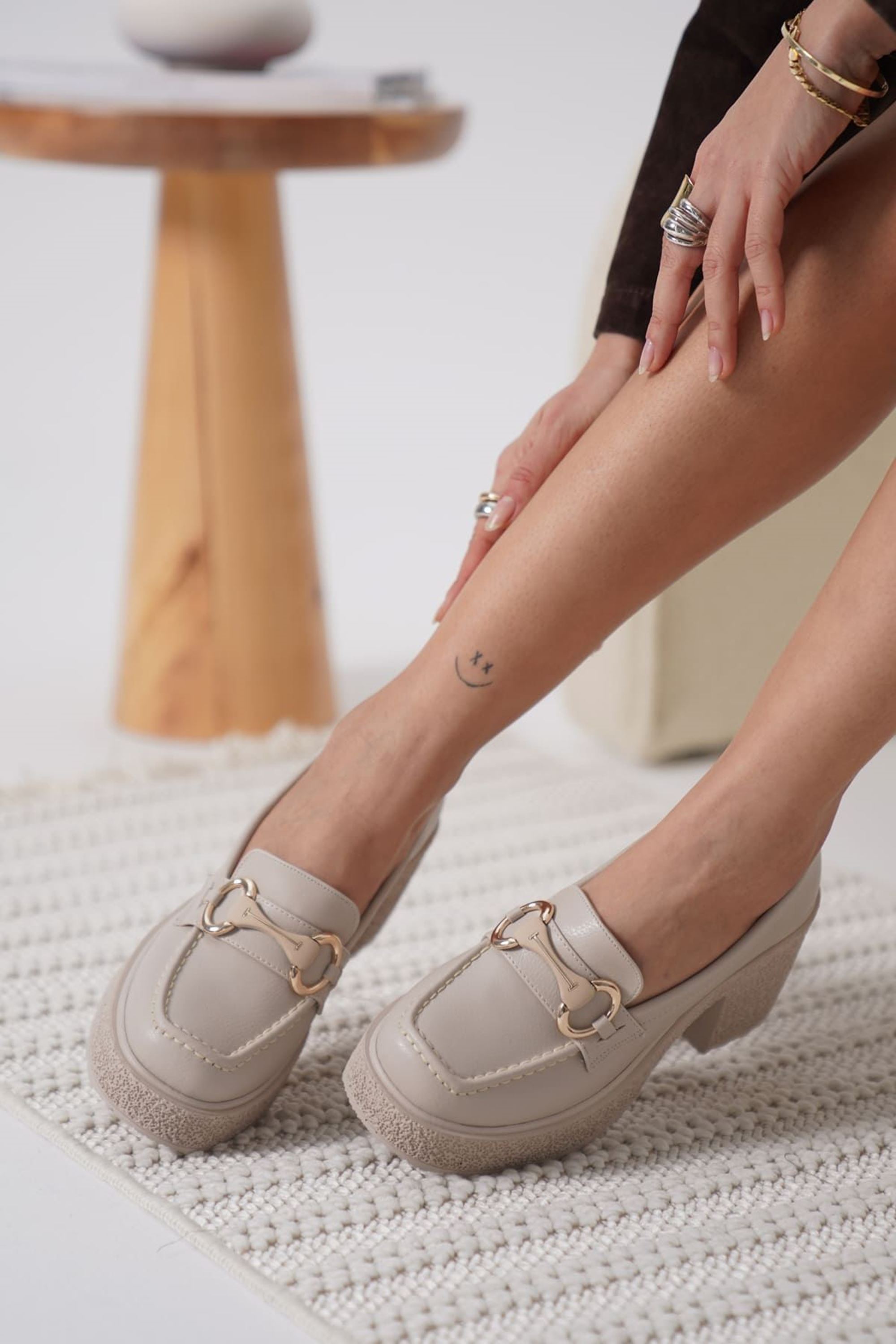 Loreva Kadın Şık Toka Detaylı Günlük Topuklu Ayakkabı - Bej