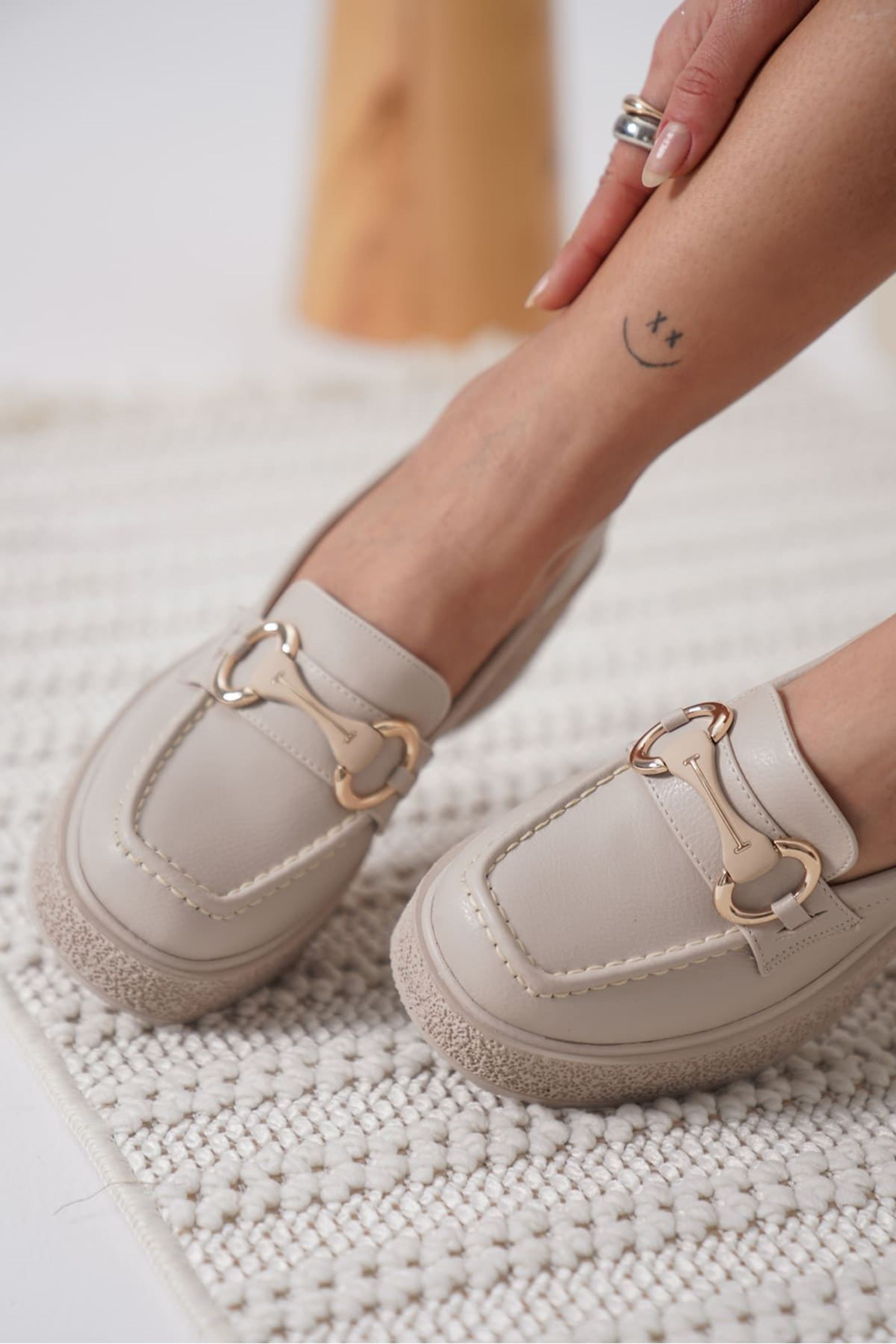 Loreva Kadın Şık Toka Detaylı Günlük Topuklu Ayakkabı - Bej