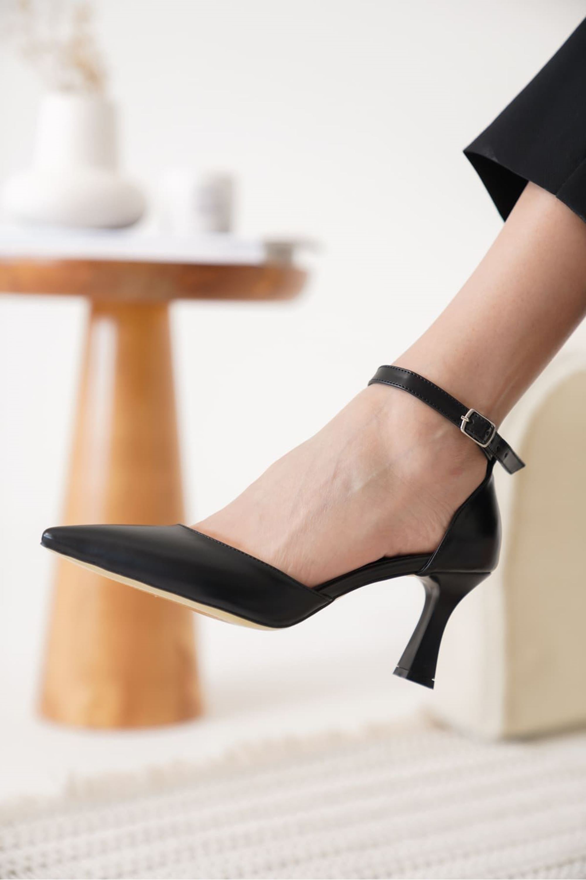 Rosalye Kadın Bilek Kelepçeli Şık Topuklu Ayakkabı - Siyah
