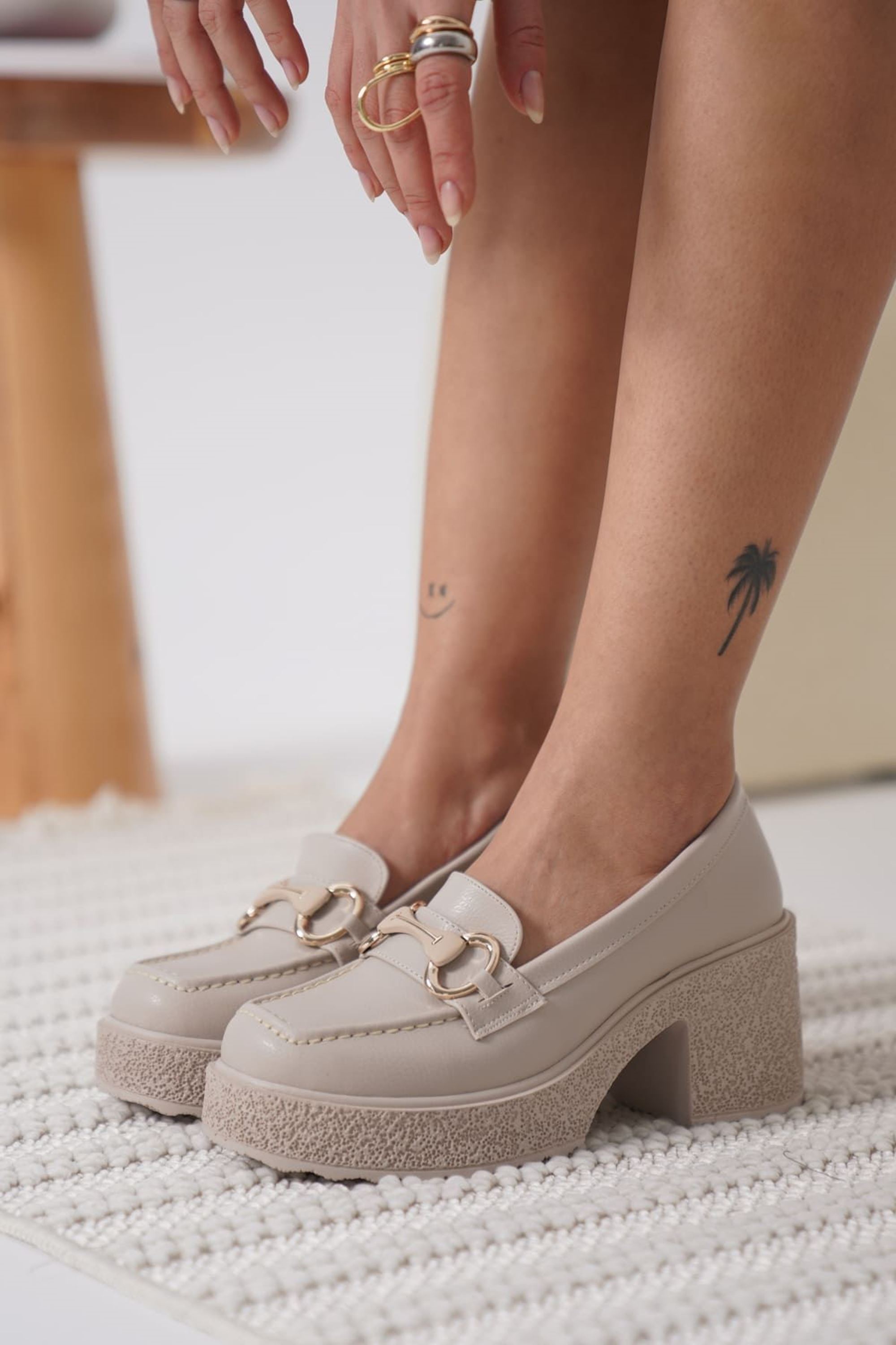 Loreva Kadın Şık Toka Detaylı Günlük Topuklu Ayakkabı - Bej