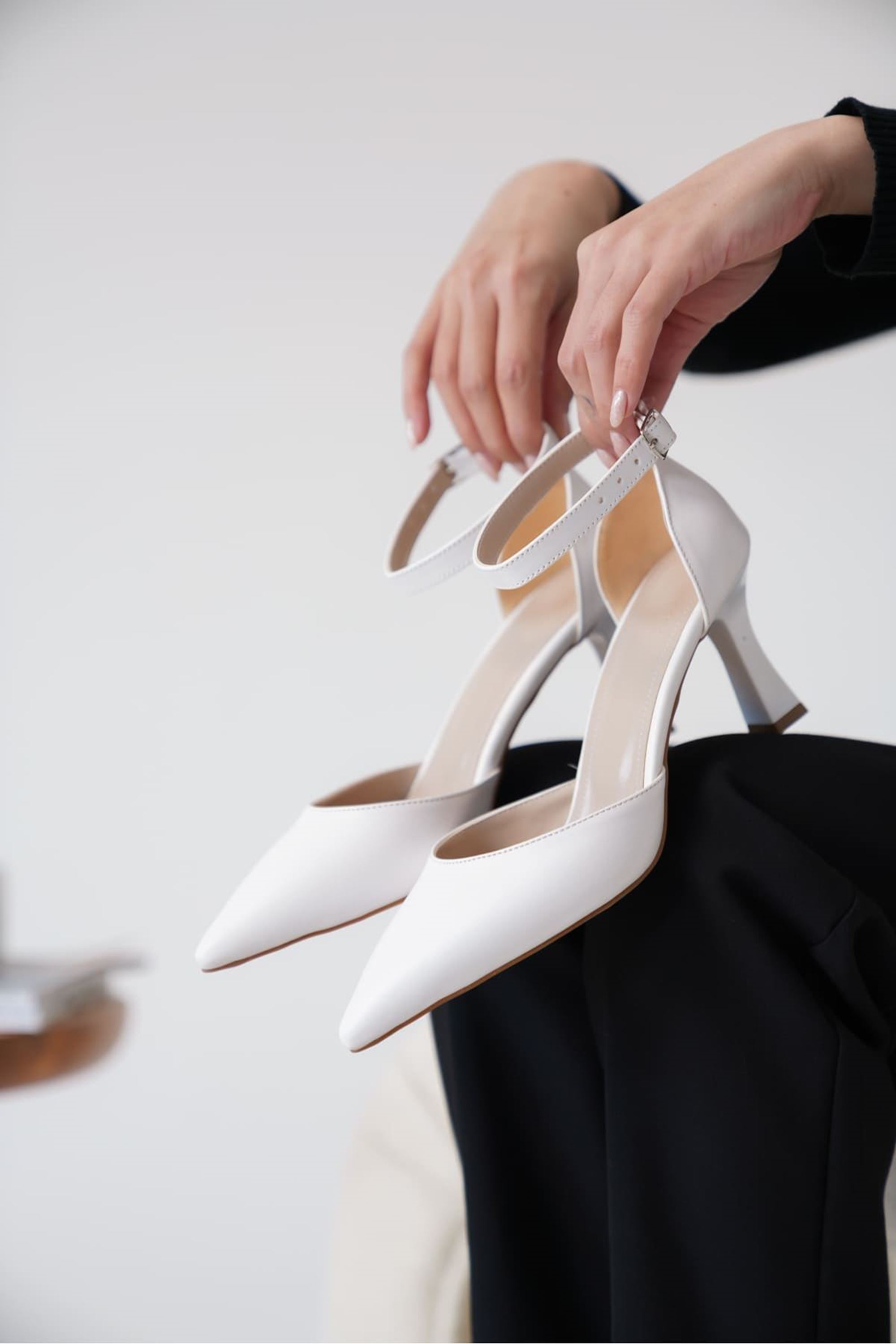 Rosalye Kadın Bilek Kelepçeli Şık Topuklu Ayakkabı - Beyaz