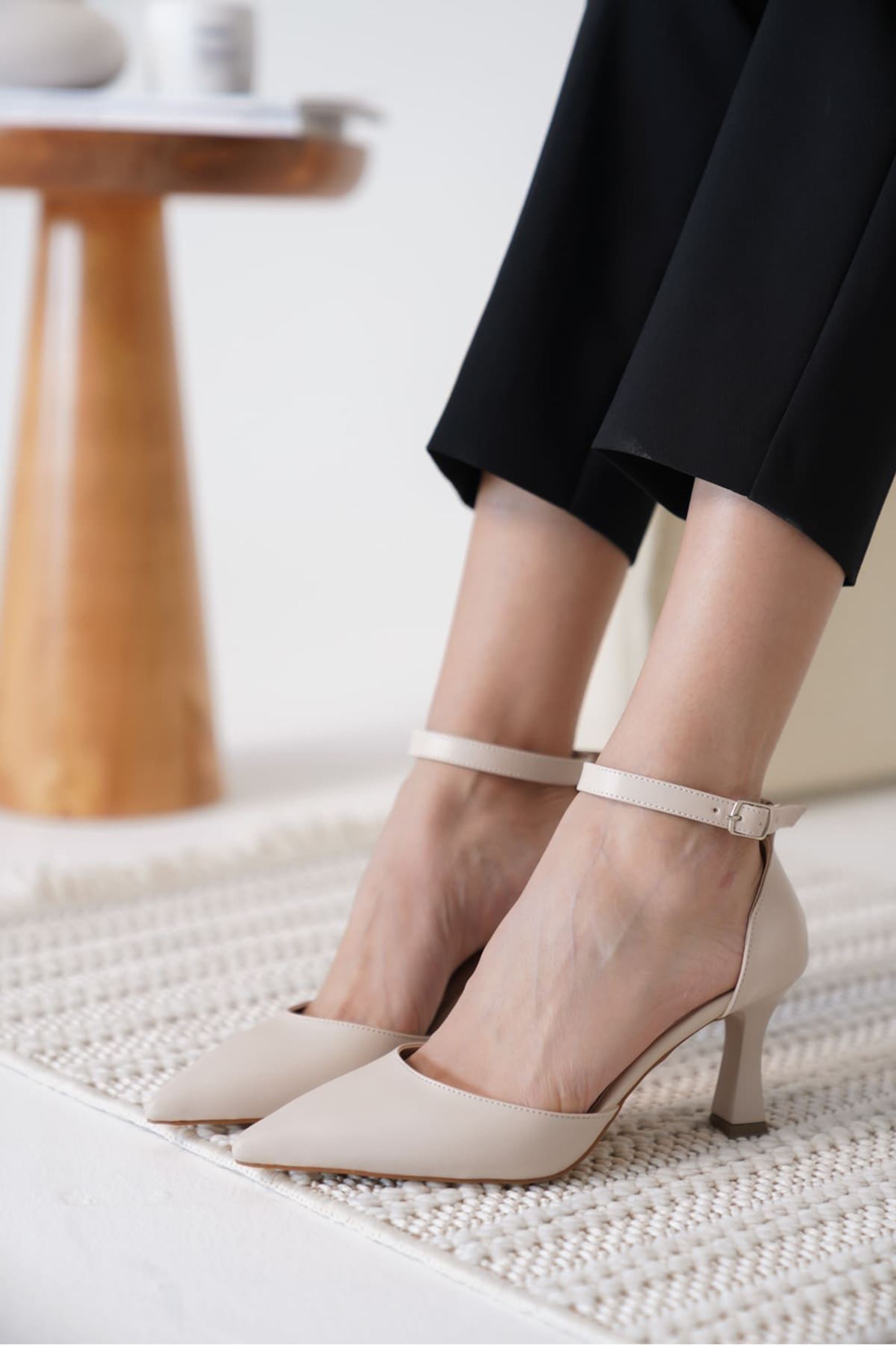 Rosalye Kadın Bilek Kelepçeli Şık Topuklu Ayakkabı - Bej