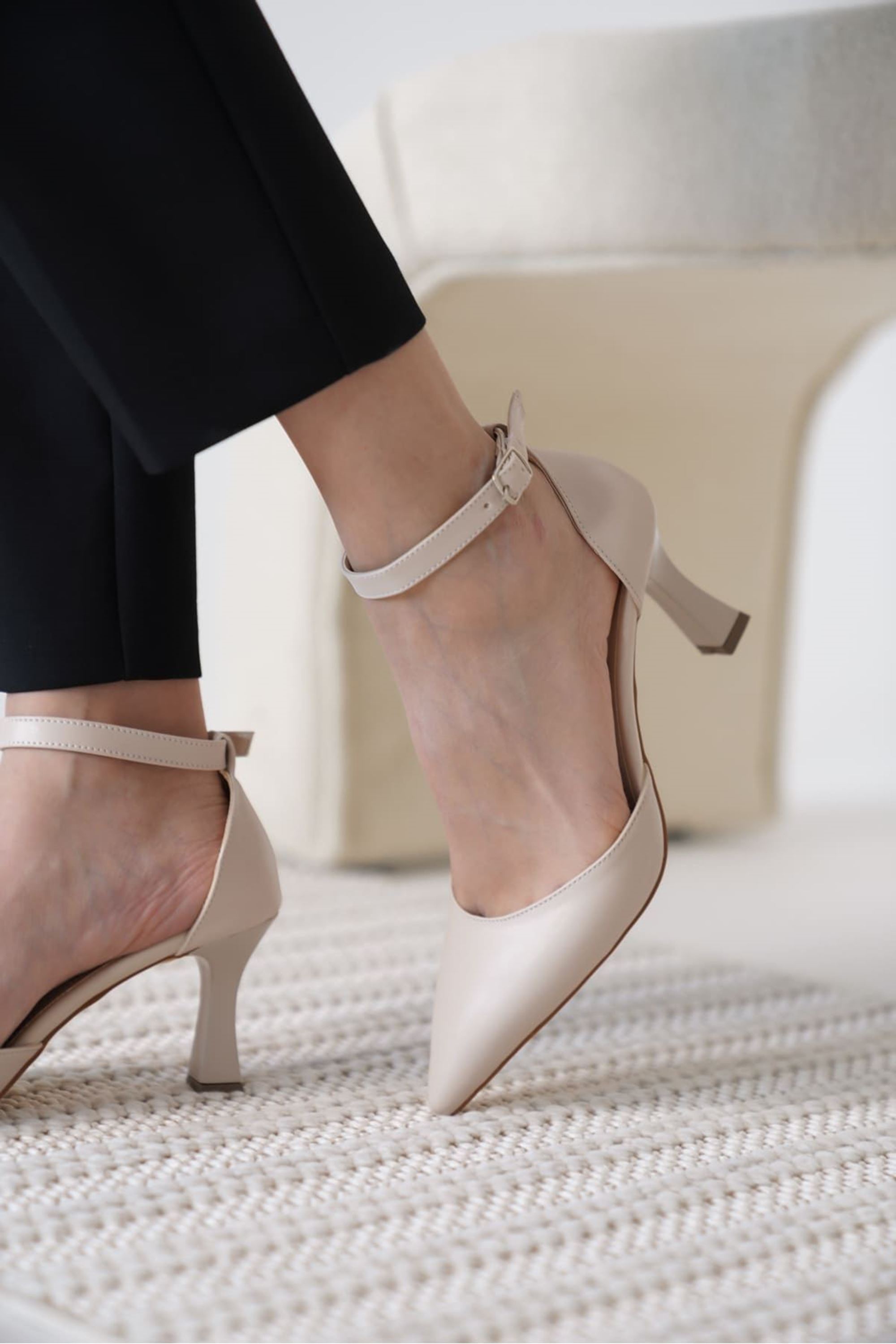 Rosalye Kadın Bilek Kelepçeli Şık Topuklu Ayakkabı - Bej