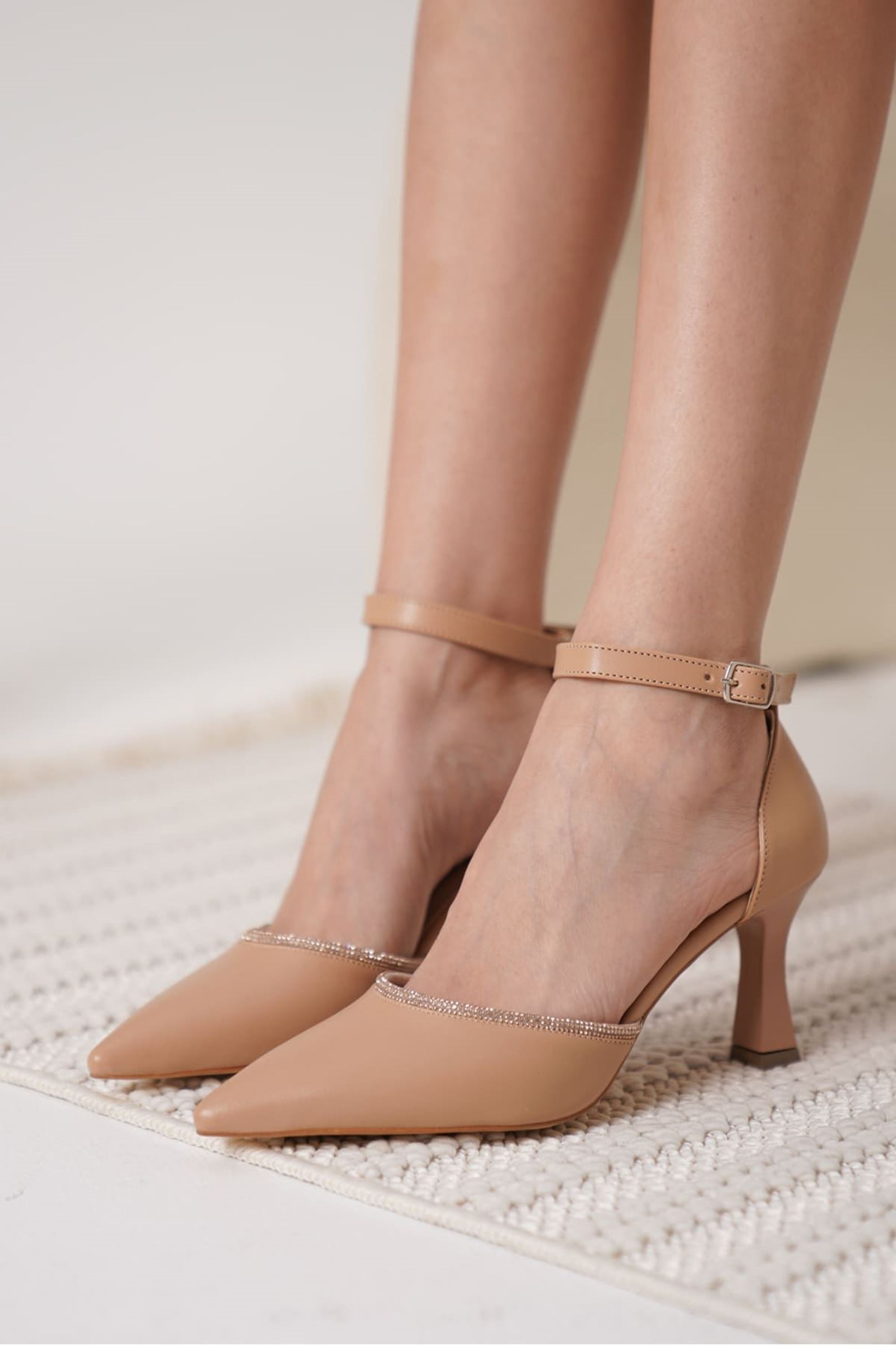 Taline Kadın Taş Detaylı Şık Kelepçeli Topuklu Ayakkabı - Nude