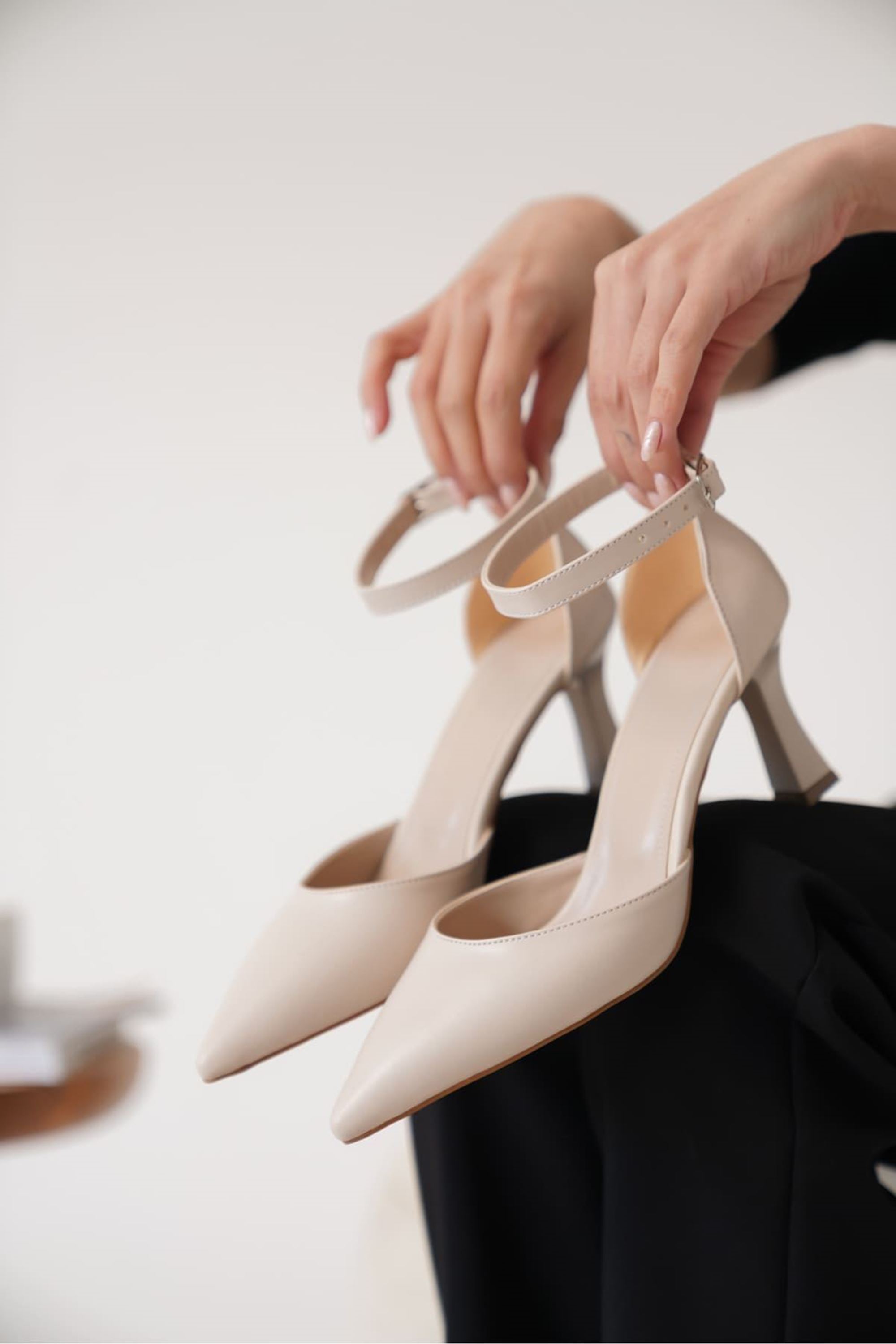 Rosalye Kadın Bilek Kelepçeli Şık Topuklu Ayakkabı - Bej