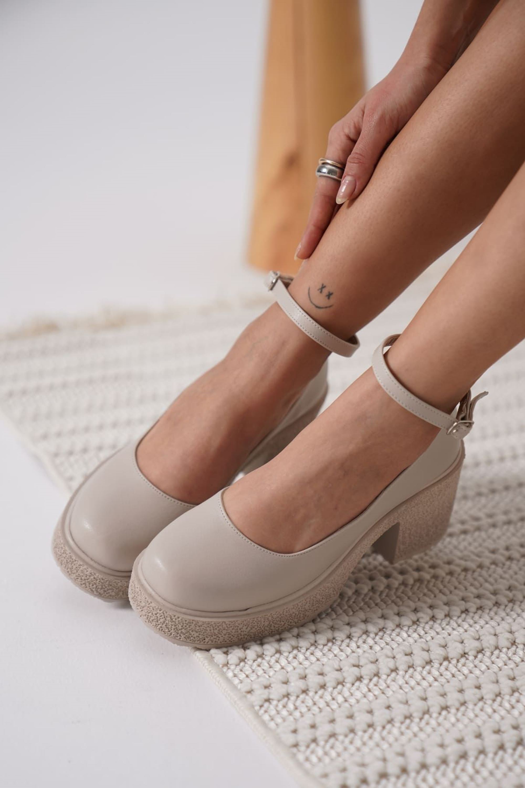 Silina Kadın Bilekten Baretli Kalın Topuklu Günlük Ayakkabı - Bej