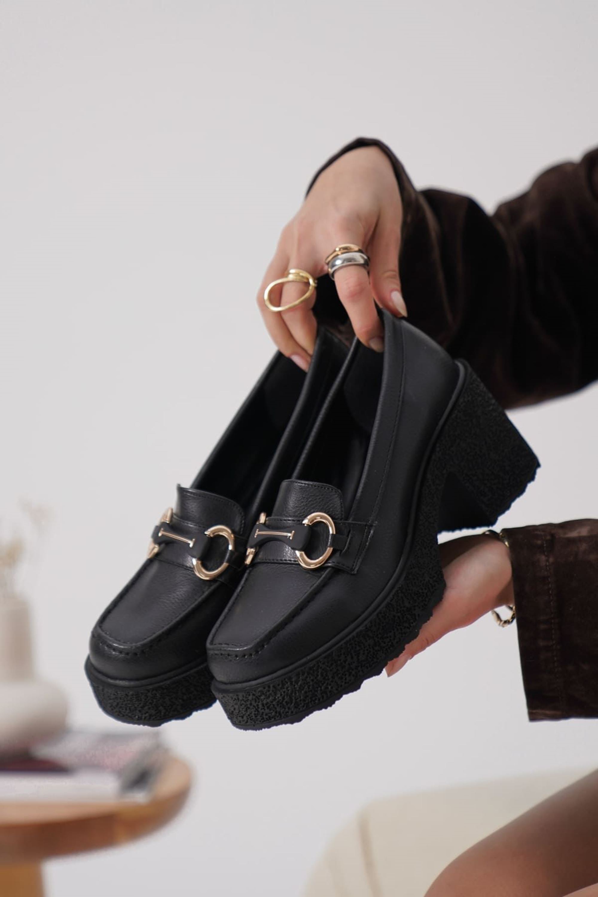 Loreva Kadın Şık Toka Detaylı Günlük Topuklu Ayakkabı - Siyah