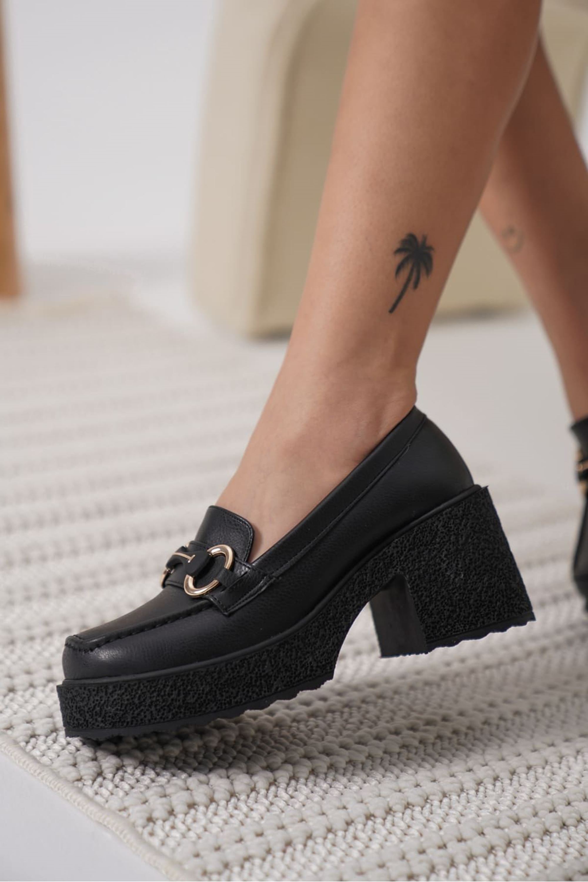 Loreva Kadın Şık Toka Detaylı Günlük Topuklu Ayakkabı - Siyah