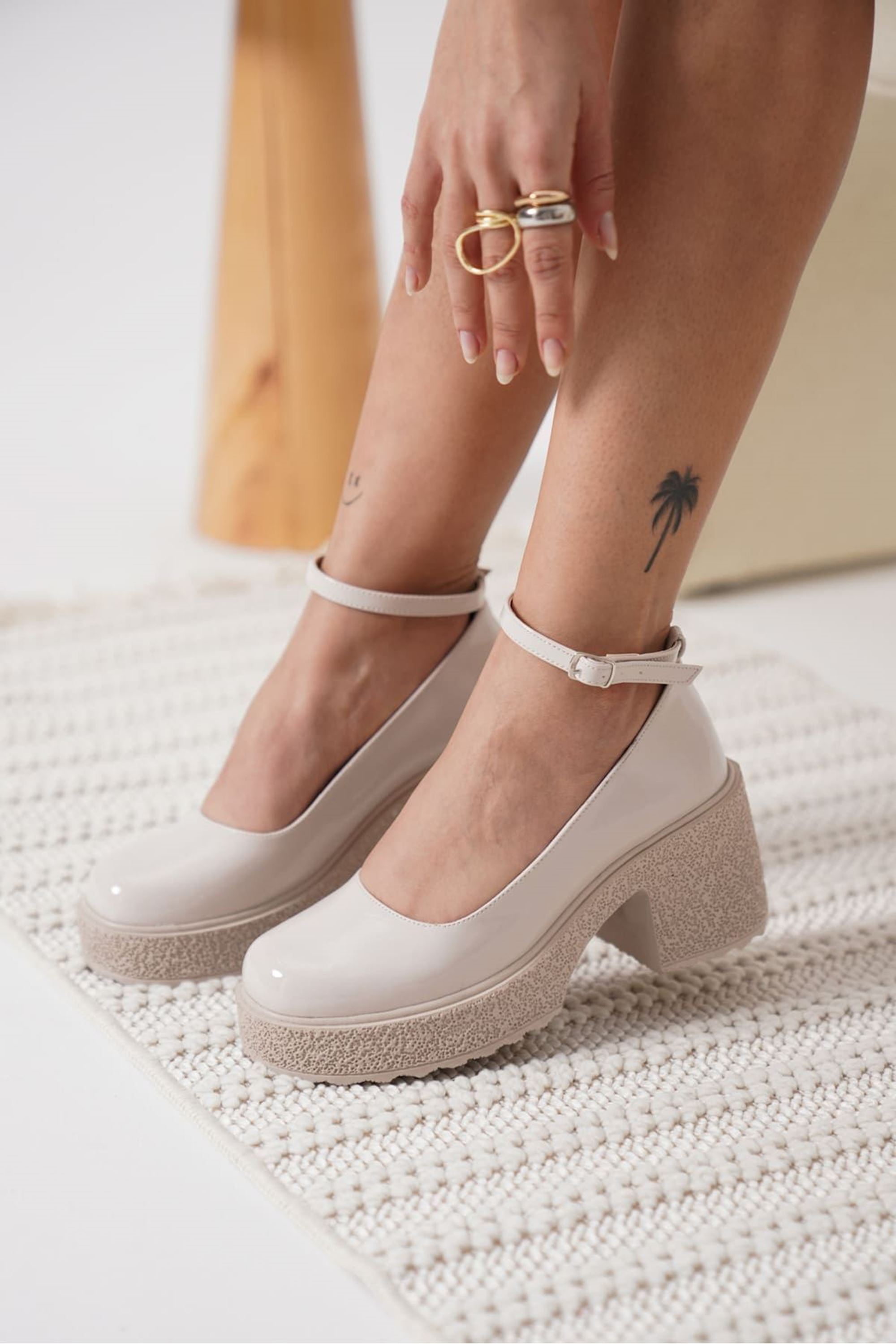 Silina Kadın Bilekten Baretli Rugan Kalın Topuklu Günlük Ayakkabı - Bej