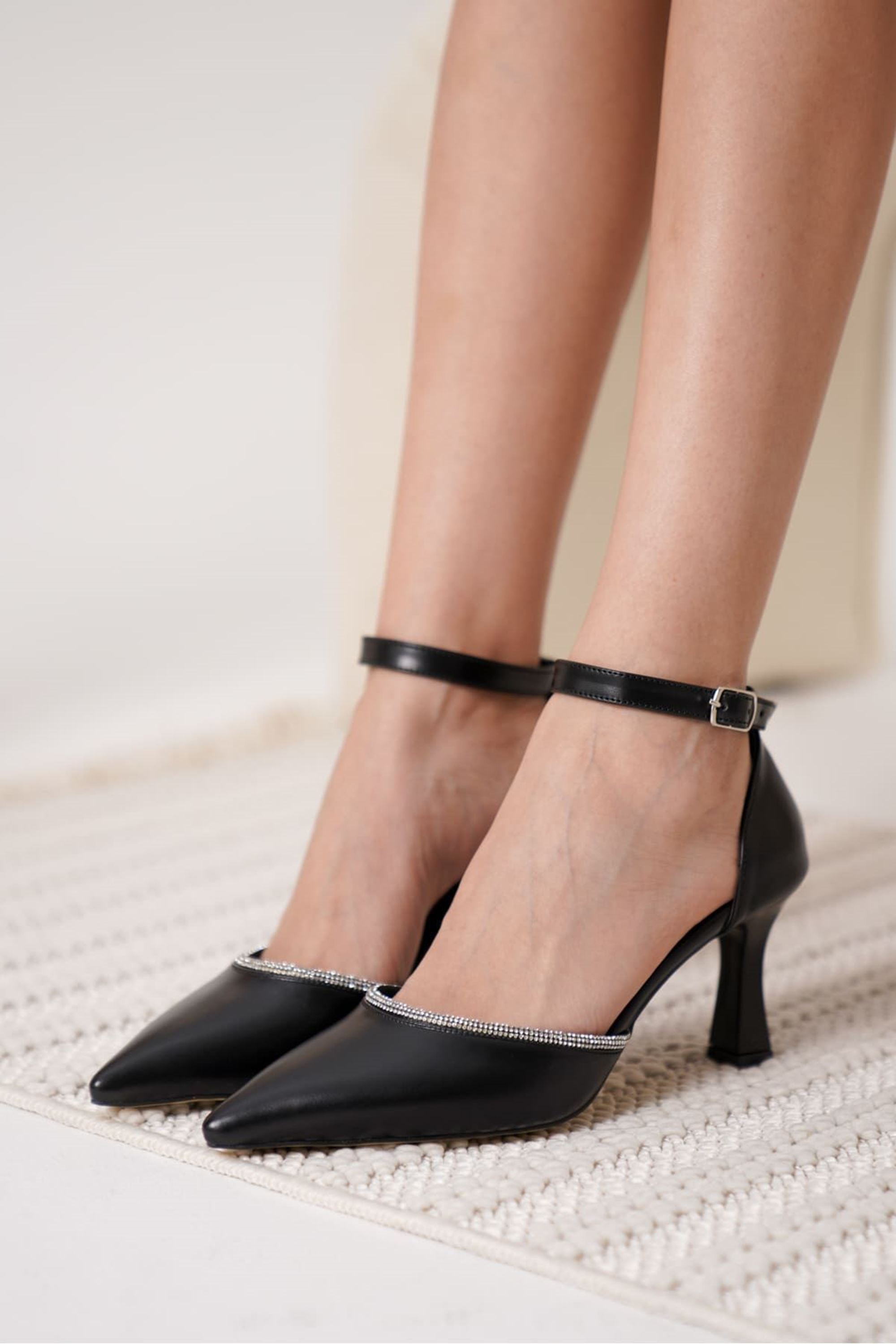 Taline Kadın Taş Detaylı Şık Kelepçeli Topuklu Ayakkabı - Siyah