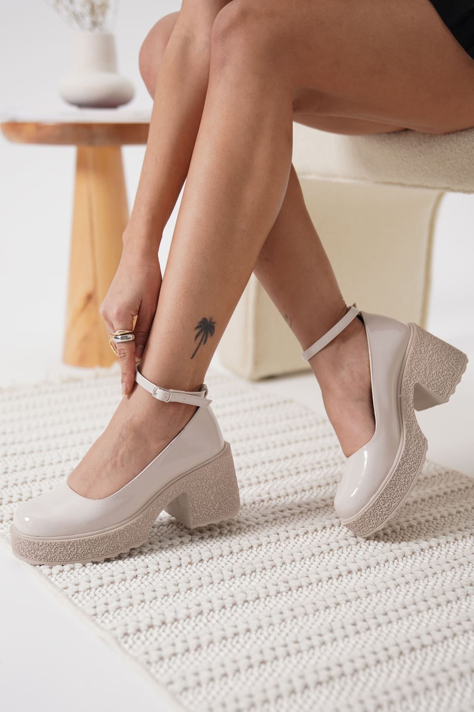 Silina Kadın Bilekten Baretli Rugan Kalın Topuklu Günlük Ayakkabı - Bej