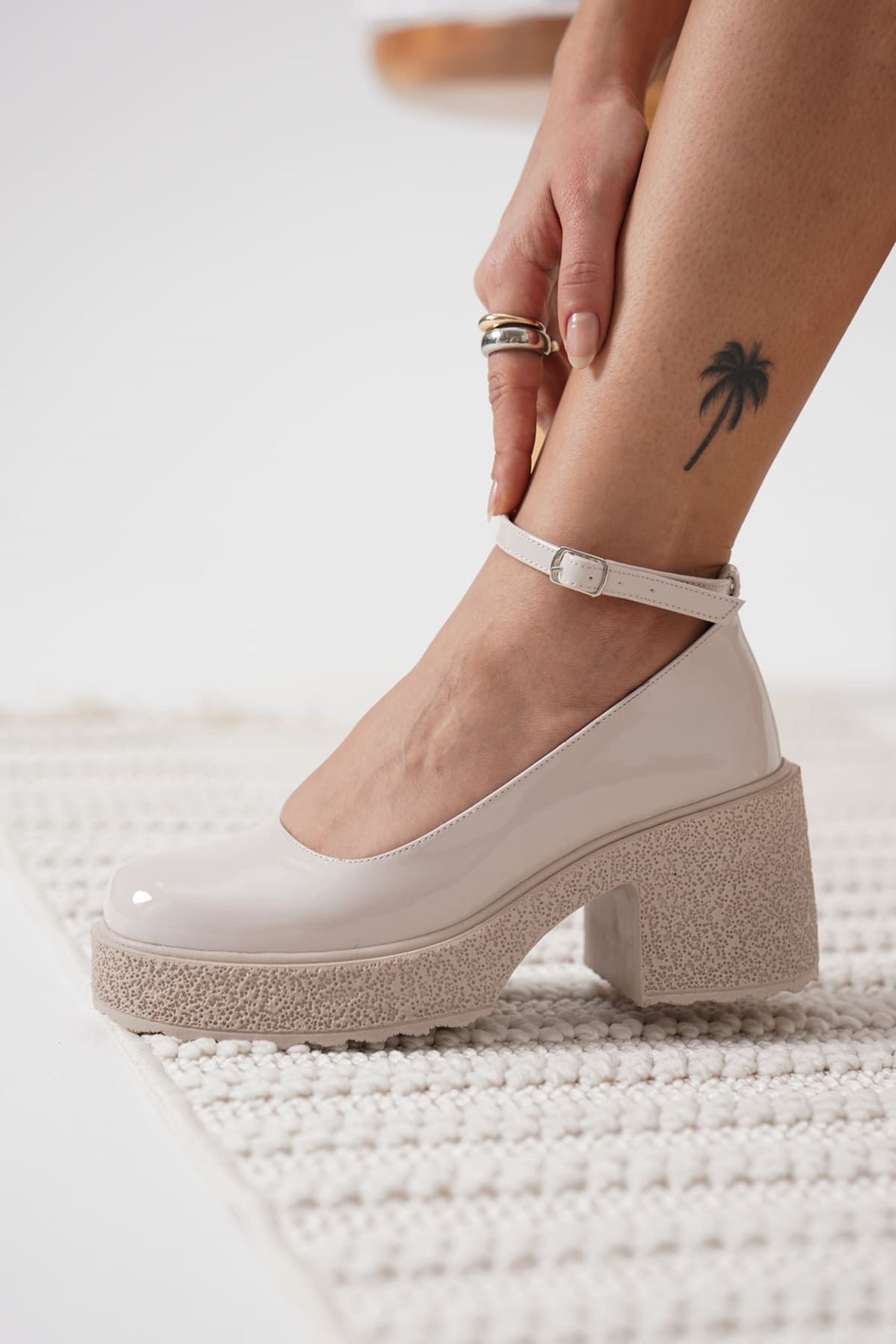 Silina Kadın Bilekten Baretli Rugan Kalın Topuklu Günlük Ayakkabı - Bej