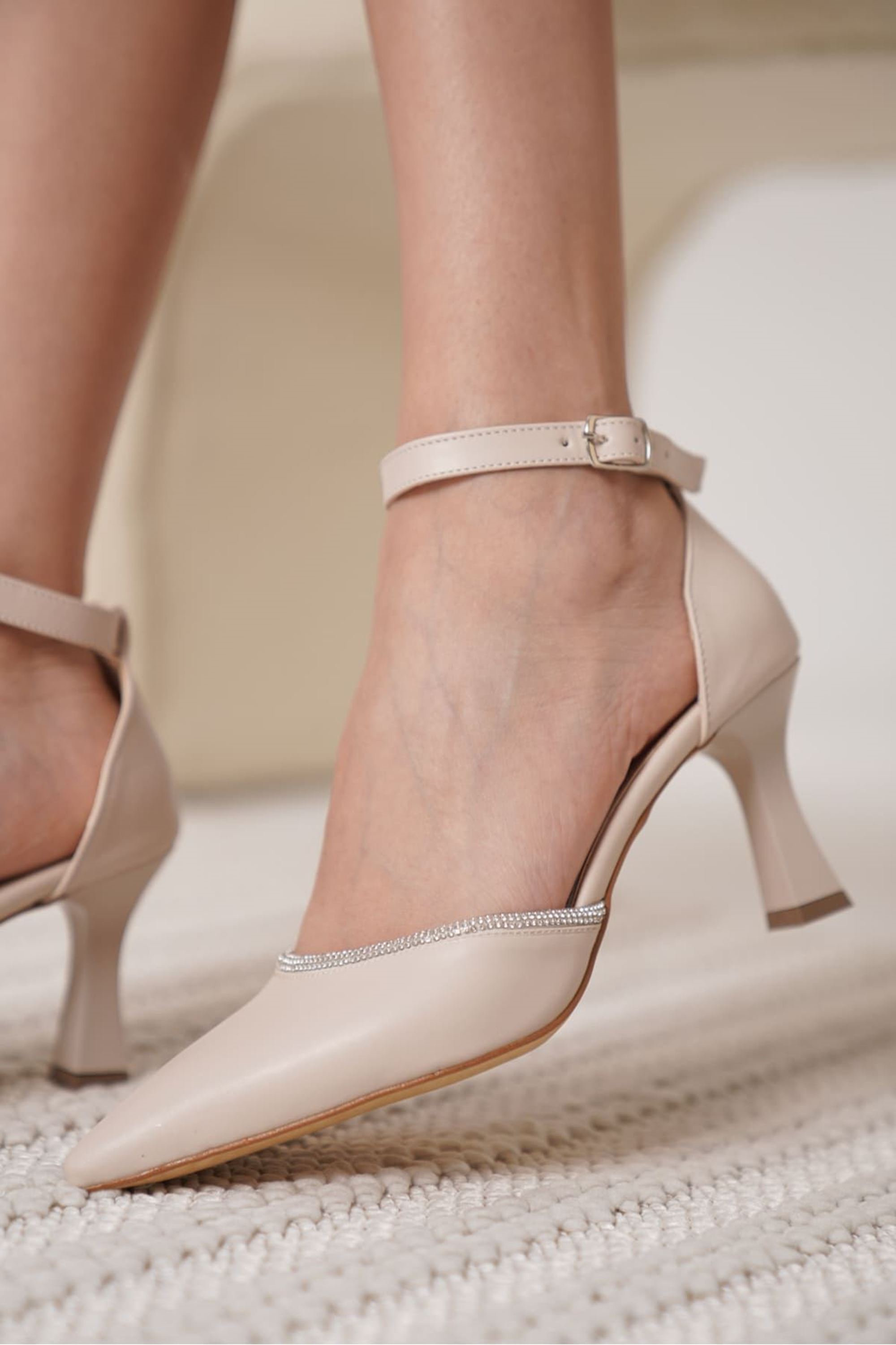 Taline Kadın Taş Detaylı Şık Kelepçeli Topuklu Ayakkabı - Bej