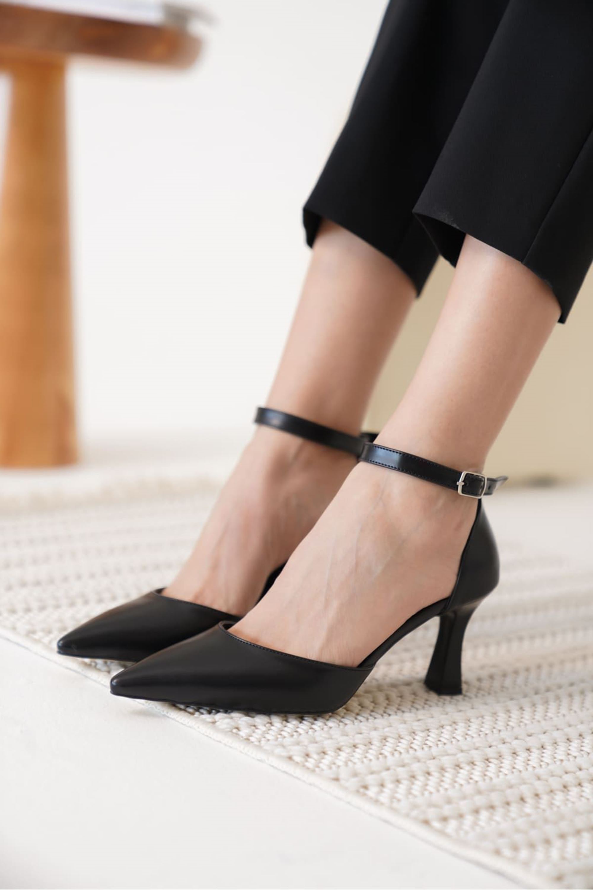 Rosalye Kadın Bilek Kelepçeli Şık Topuklu Ayakkabı - Siyah