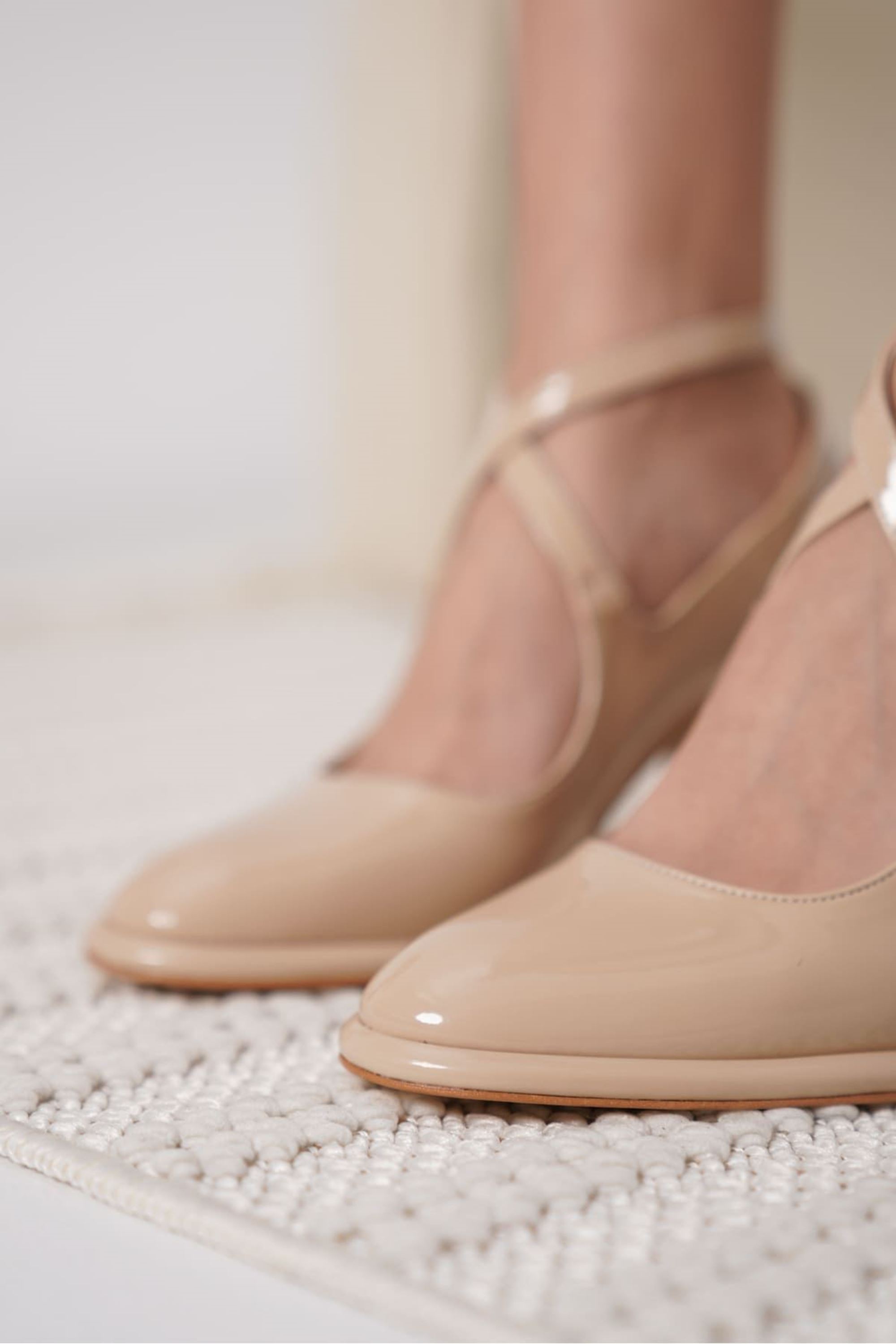 Mirava Kadın Rugan Şık Bilek Kelepçe Detaylı Kalın Topuklu Ayakkabı - Bej