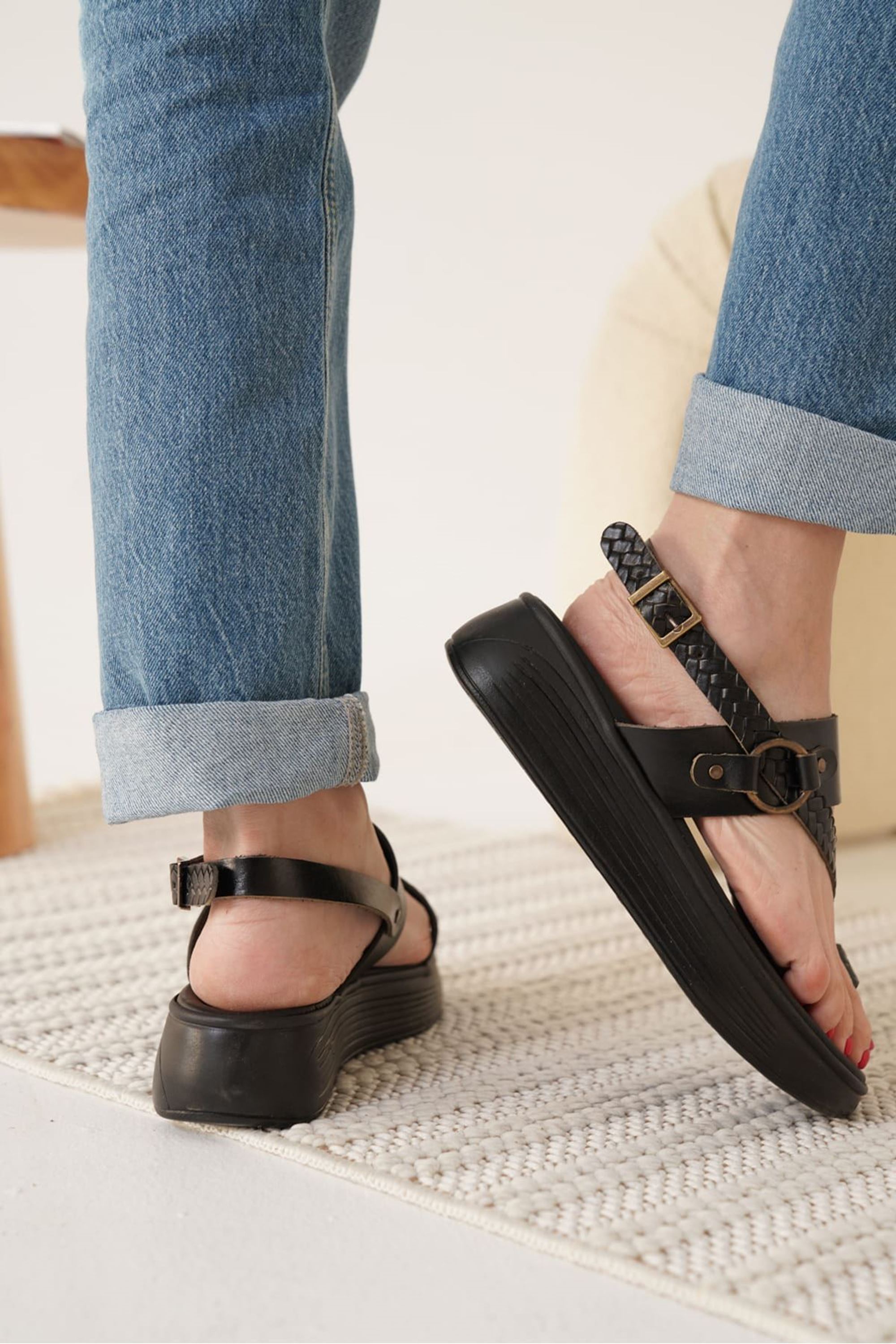 Almira Kadın Kalın Tabanlı Rahat Hakiki Deri Sandalet - Siyah