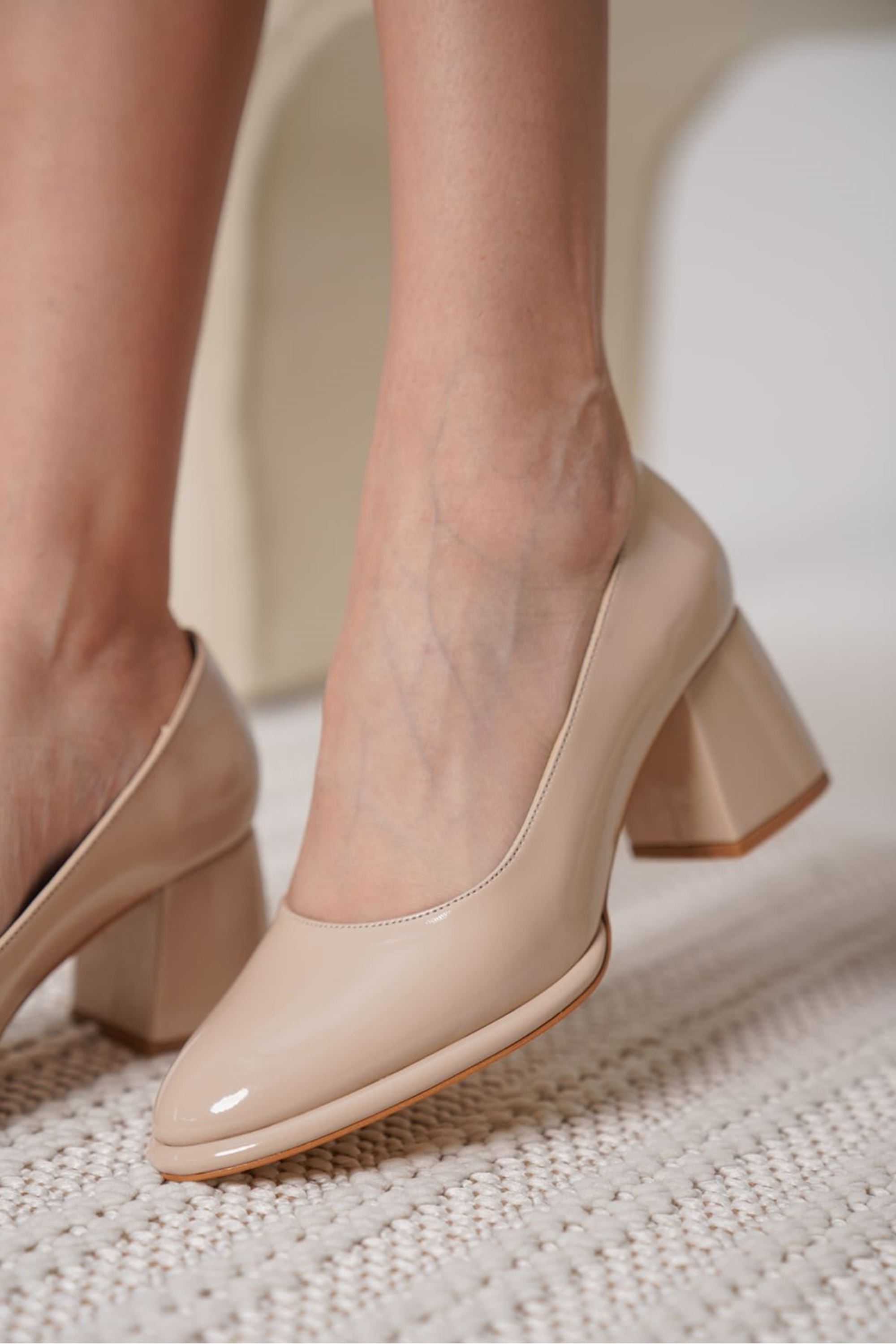 Avoria Kadın Rugan Klasik Tasarım Kalın Topuklu Ayakkabı Stiletto - Nude