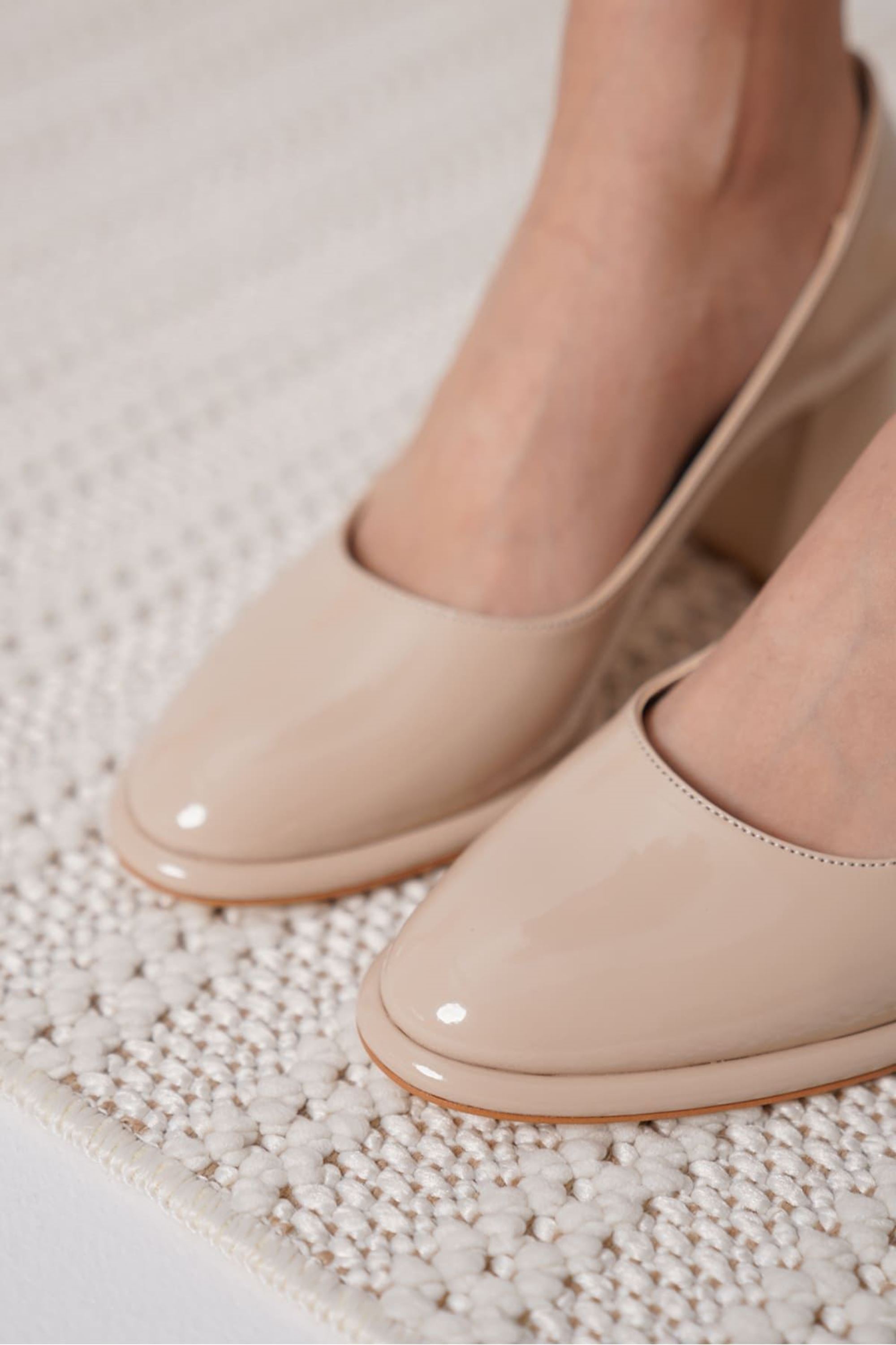 Avoria Kadın Rugan Klasik Tasarım Kalın Topuklu Ayakkabı Stiletto - Nude