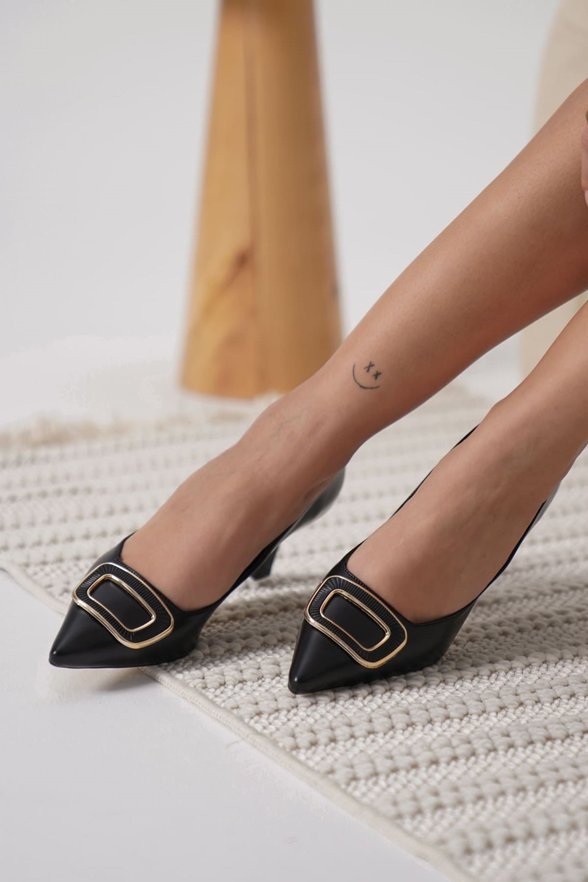 Elindra Kadın Şık Toka Detaylı Topuklu Ayakkabı - Siyah