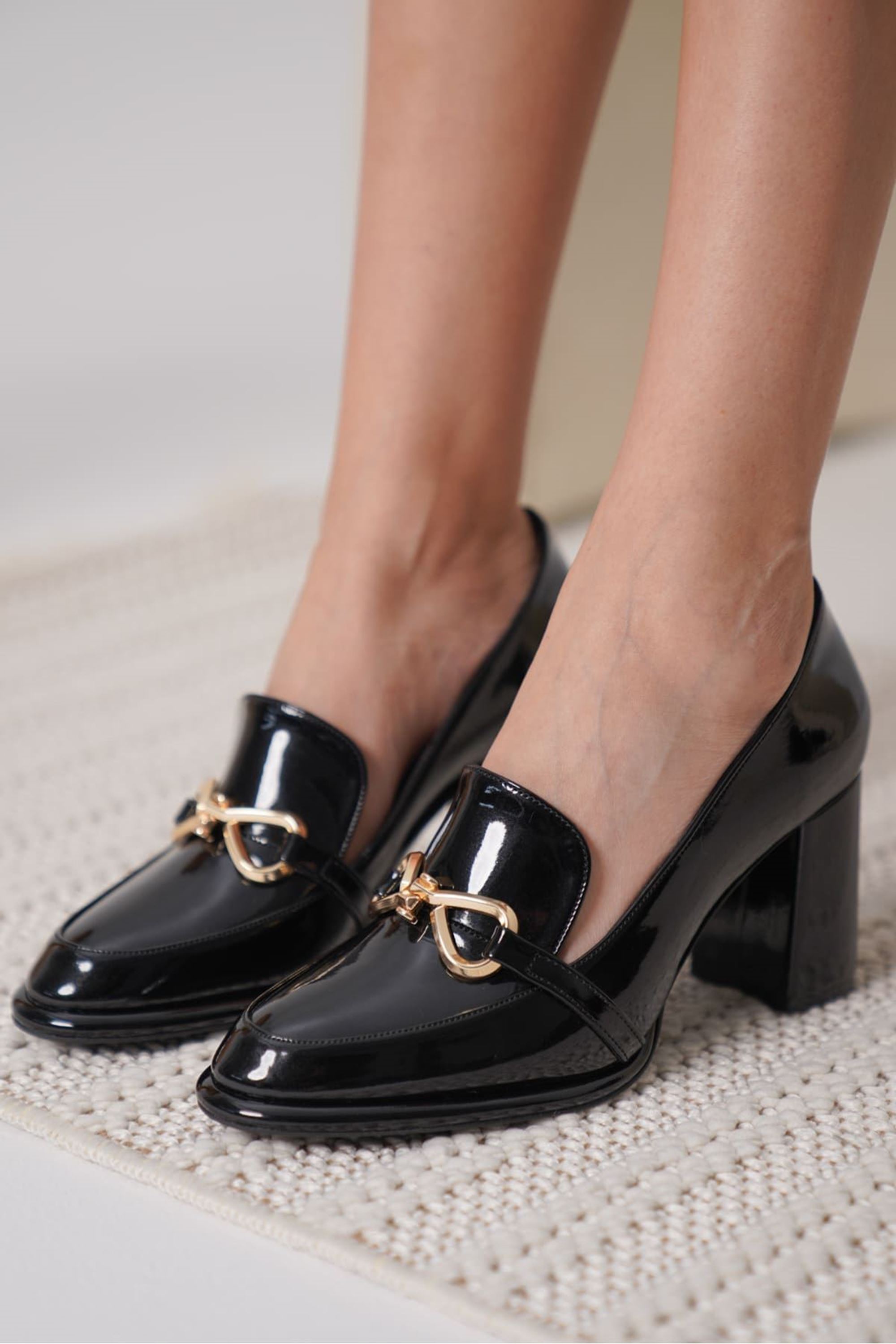 Lureya Kadın Şık Toka Detaylı Rugan Topuklu Ayakkabı - Siyah