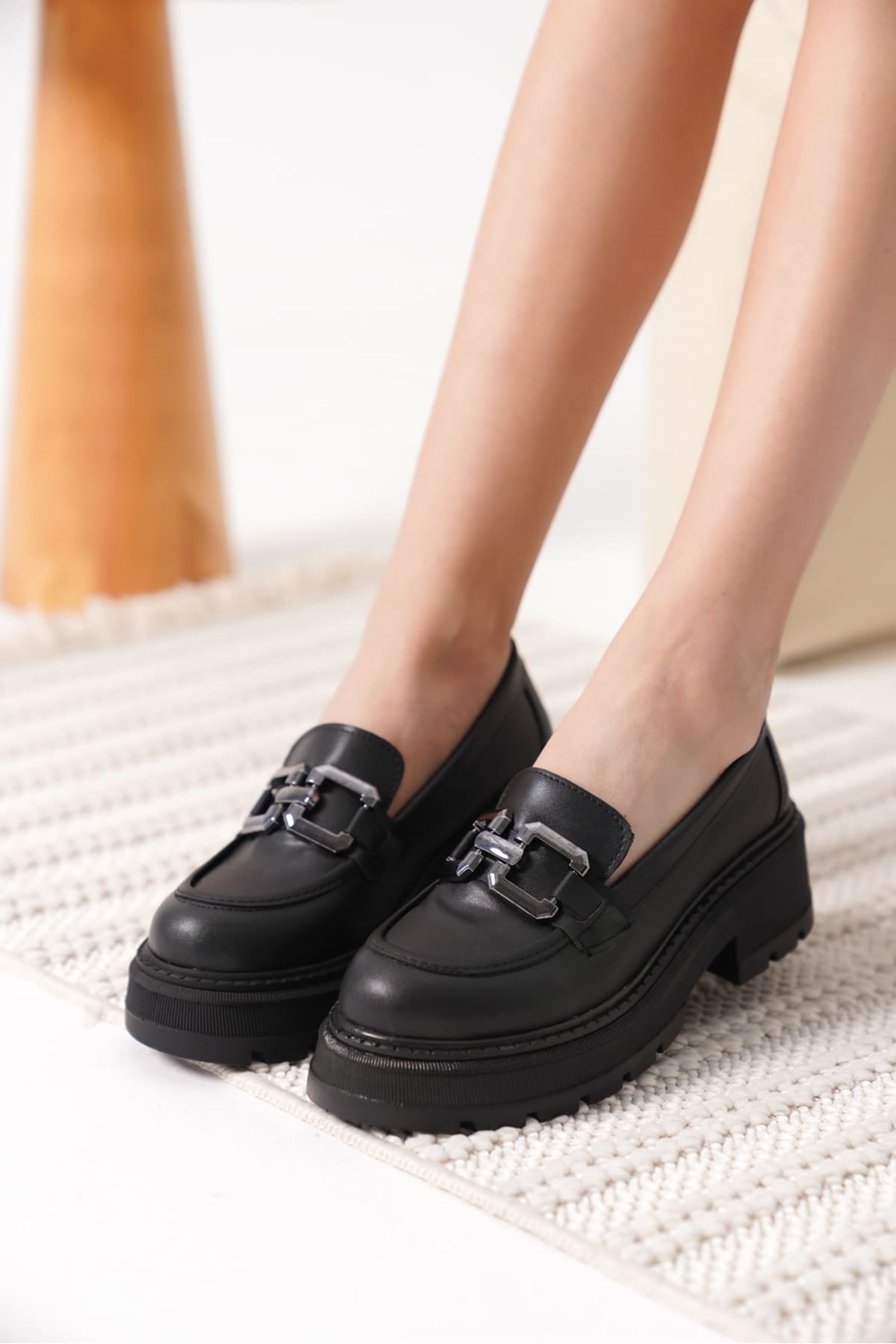 Oliven Kadın Toka Detaylı Topuklu Loafer - Mat Siyah