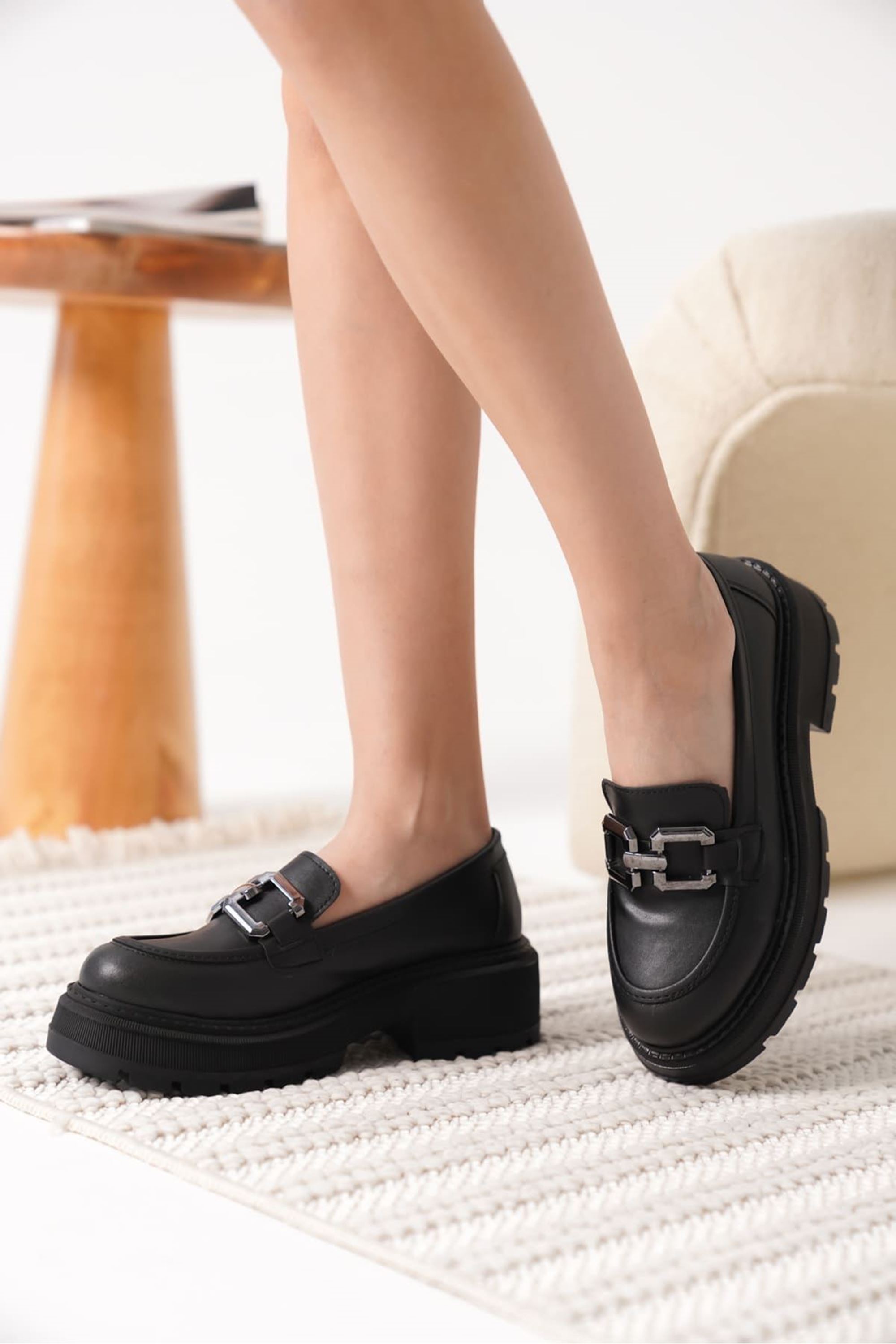 Oliven Kadın Toka Detaylı Topuklu Loafer - Mat Siyah