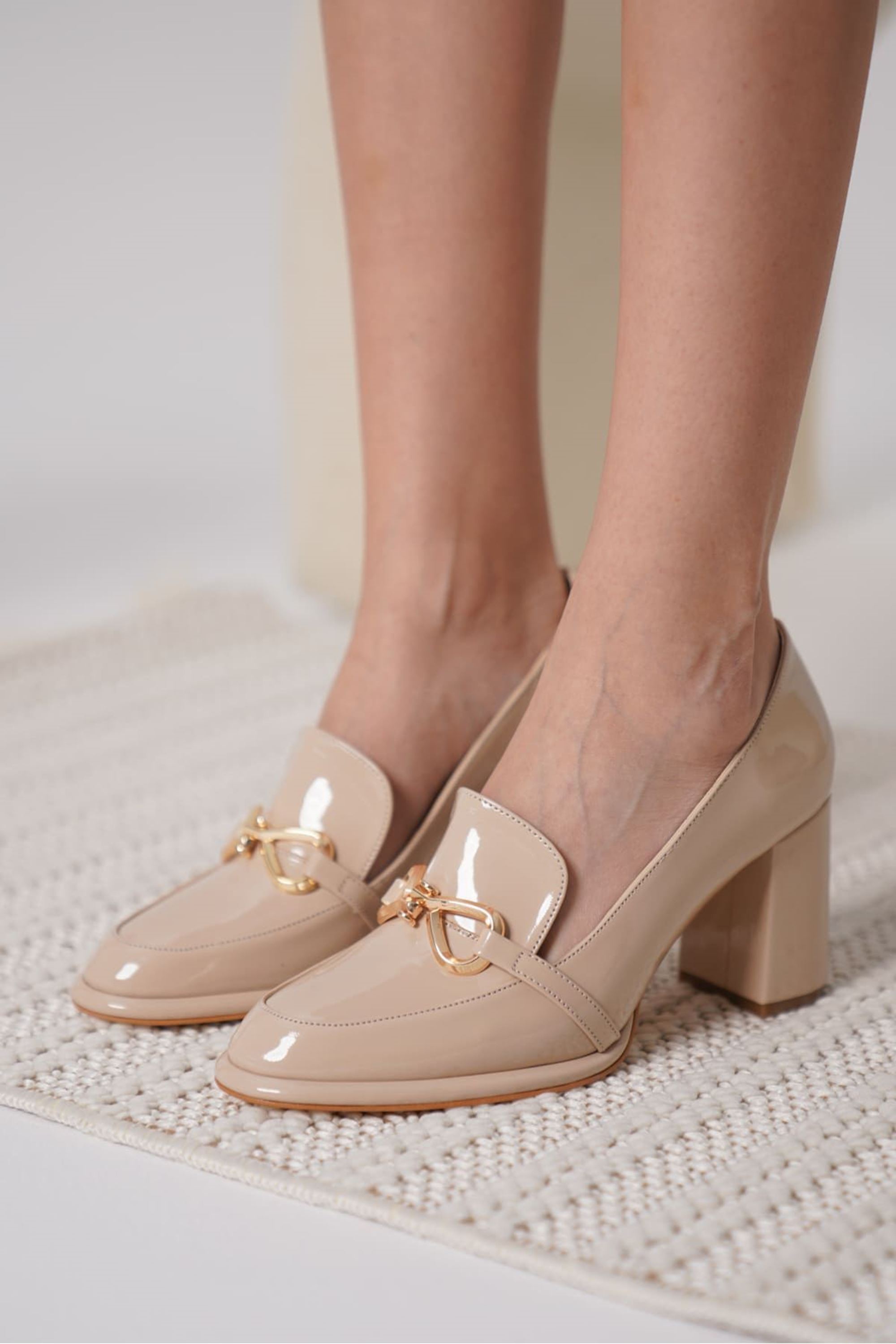 Lureya Kadın Şık Toka Detaylı Rugan Topuklu Ayakkabı - Nude