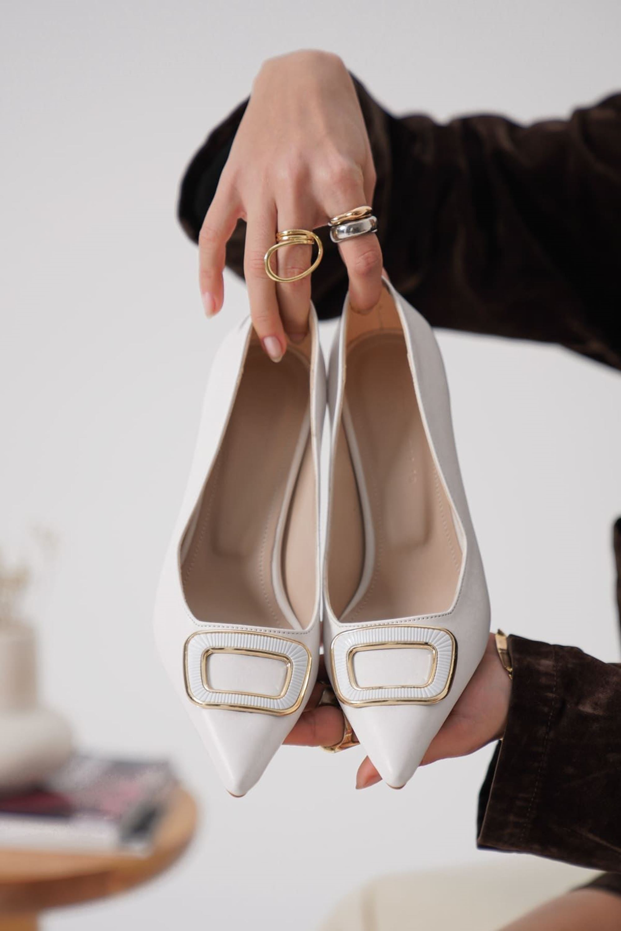 Elindra Kadın Şık Toka Detaylı Topuklu Ayakkabı - Beyaz