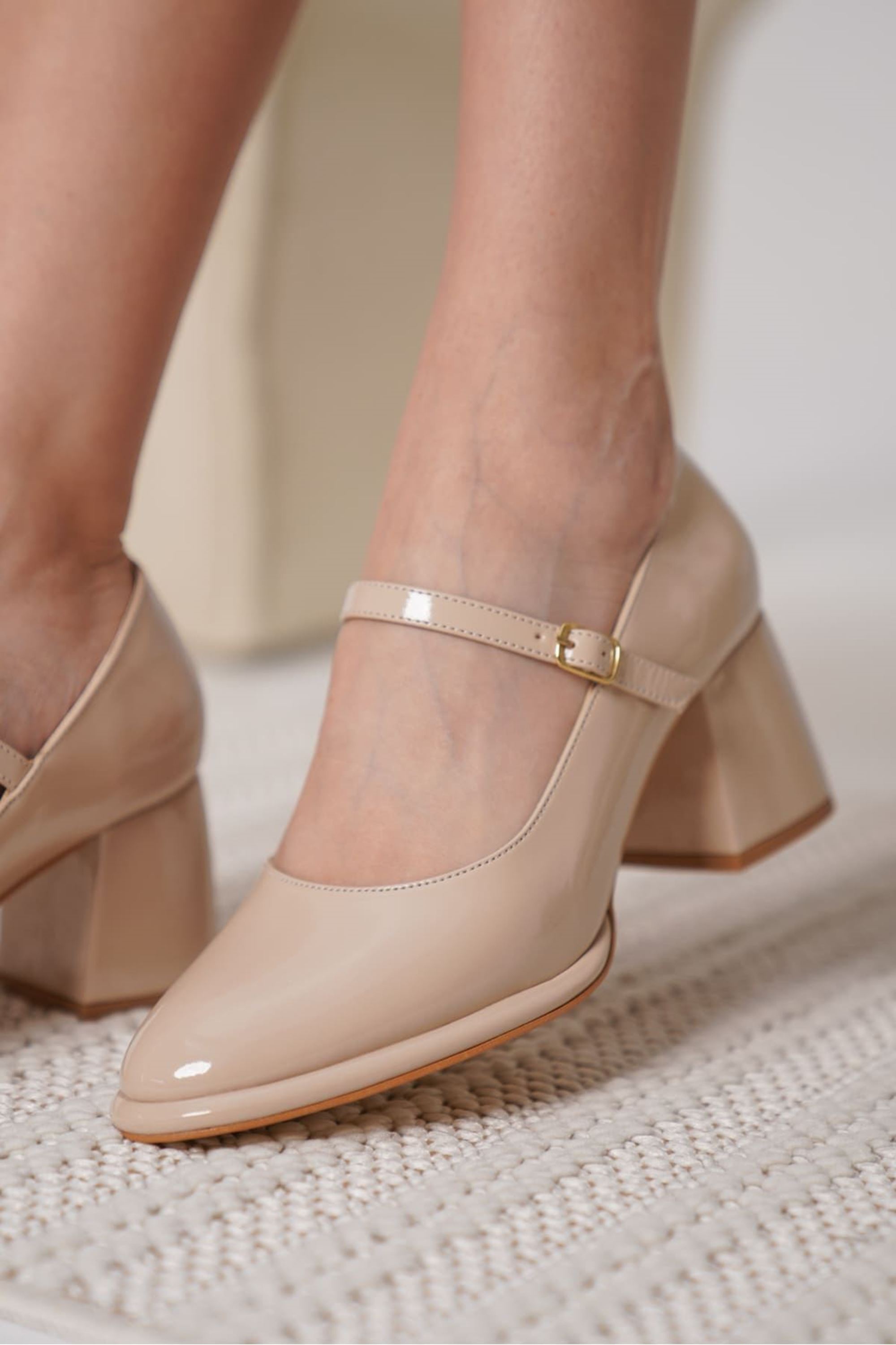 Camire Kadın Rugan Klasik Kalın Topuklu Ayakkabı - Bej