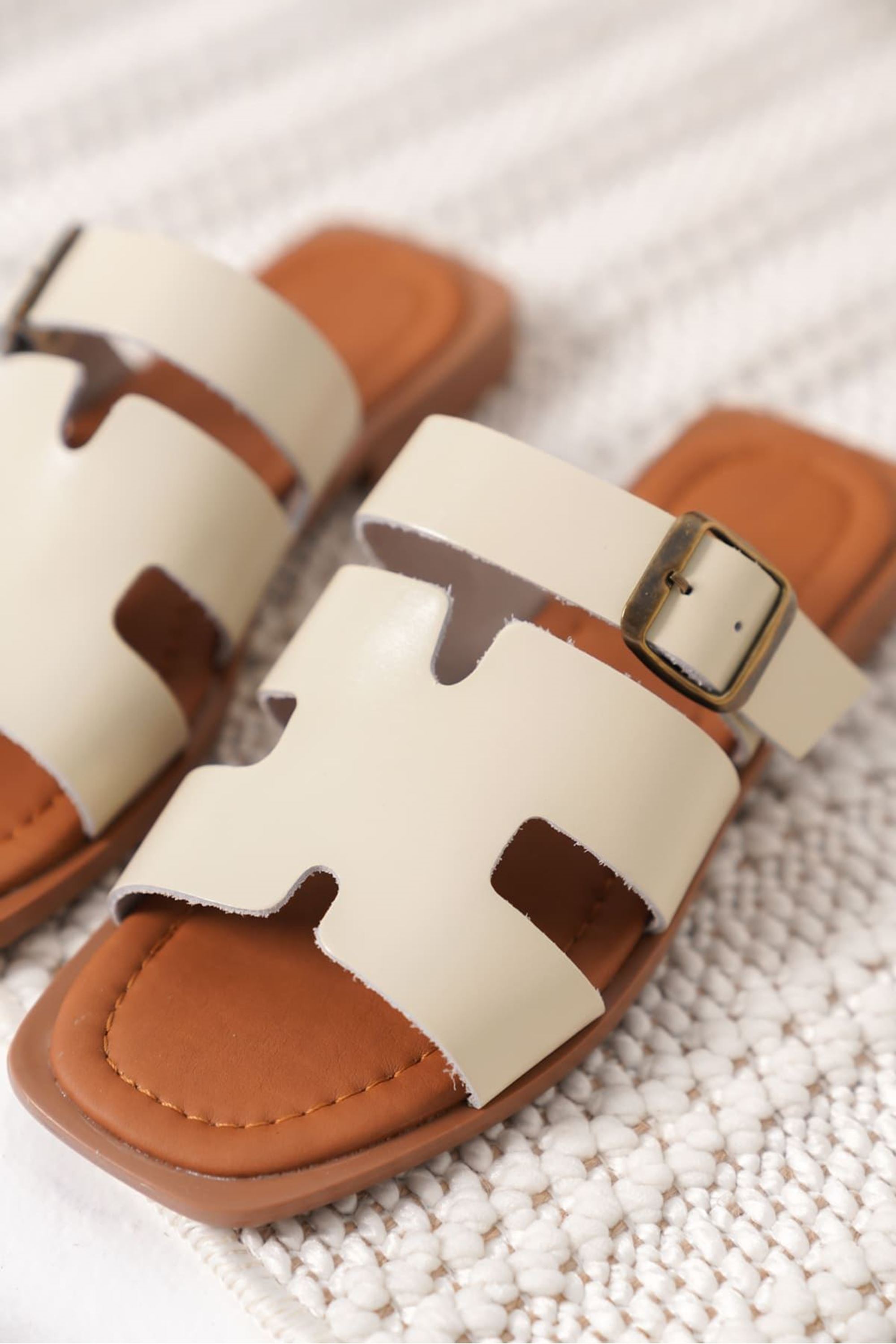 Zulla Kadın Şık Toka Detaylı Hakiki Deri Terlik - Bej